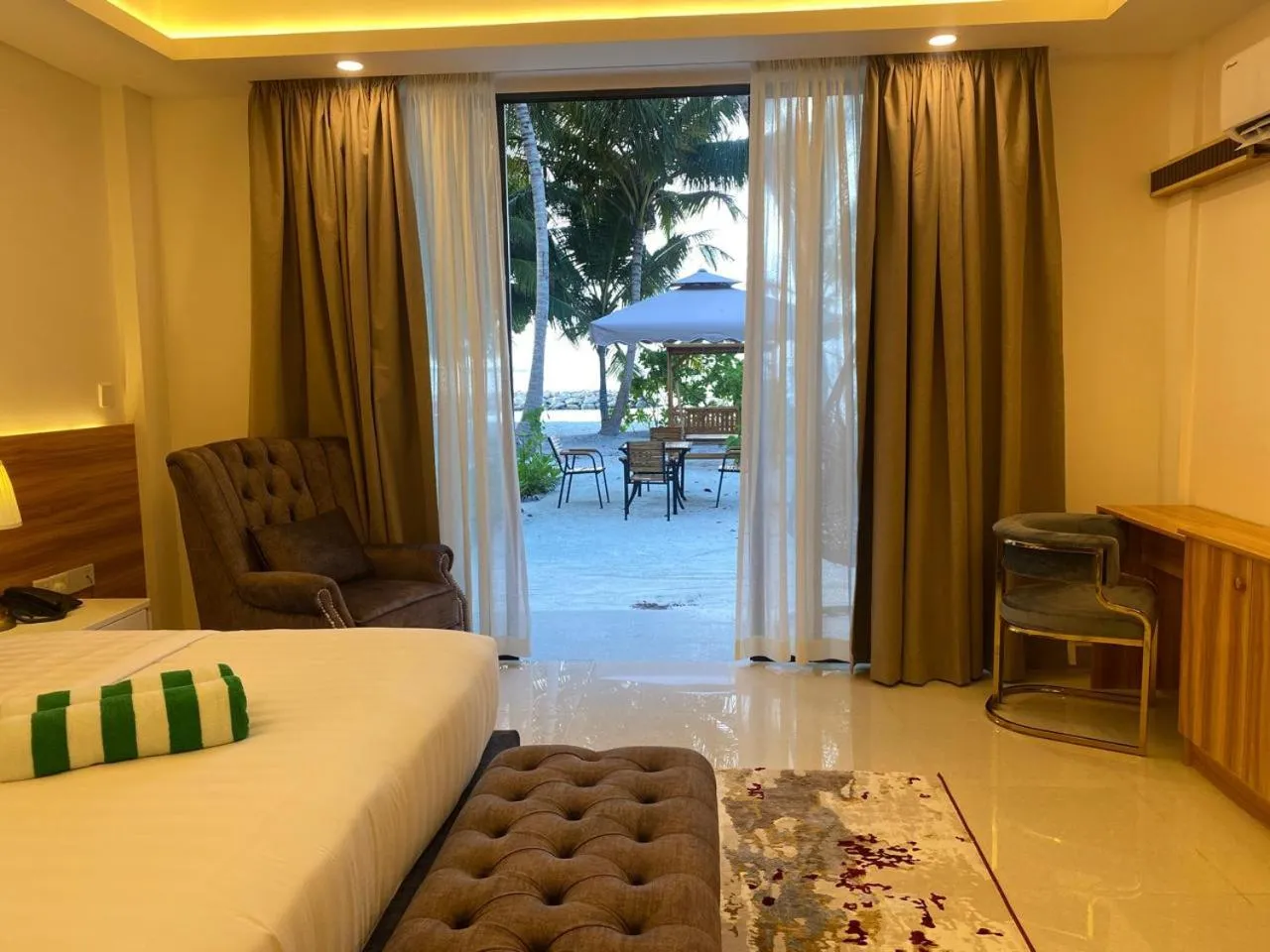 Bed in Chak’z 1964 Beach