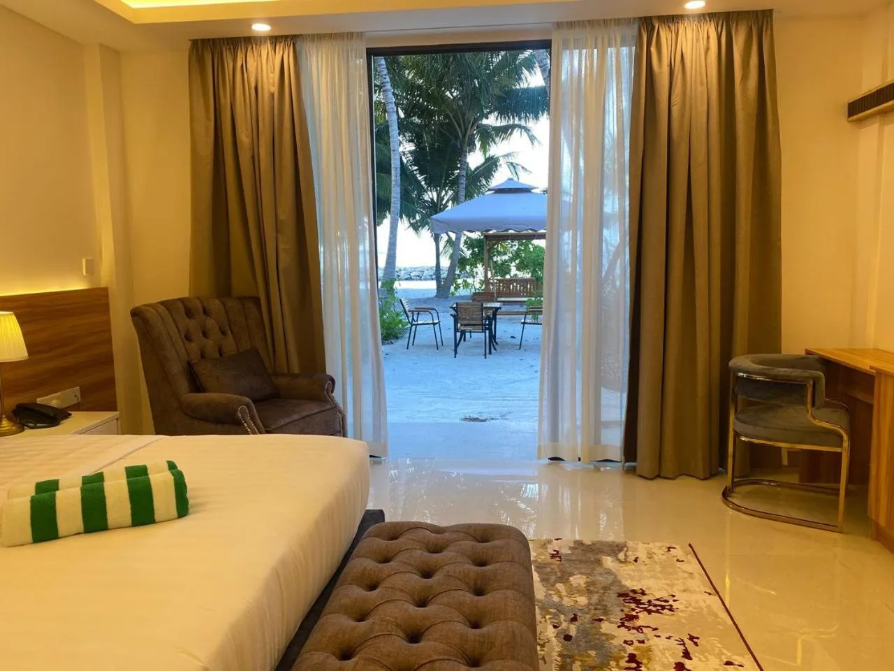 Photo of the whole room, Bed in Chak’z 1964 Beach