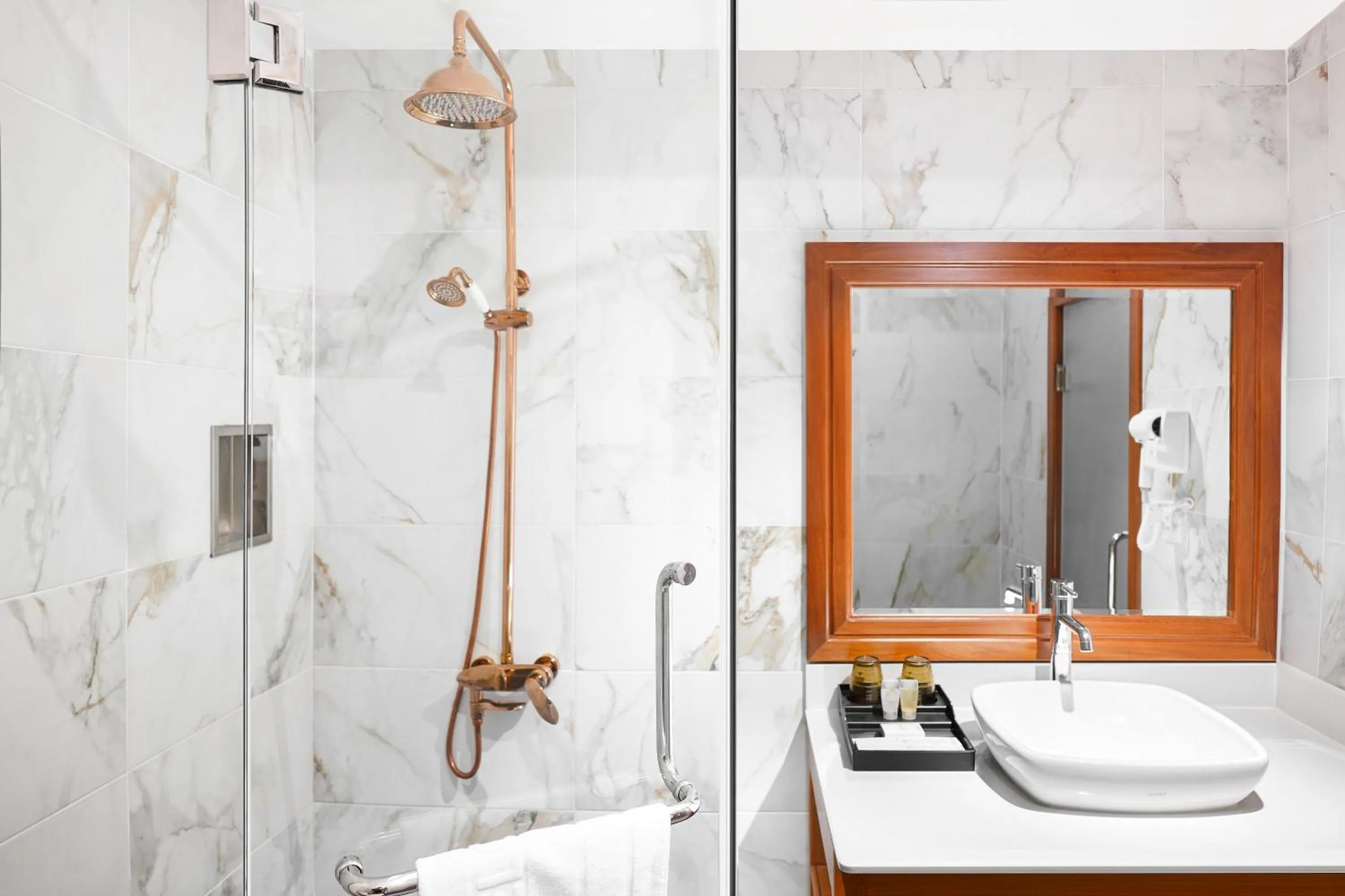 Shower in Phuminh Hotel Riverside