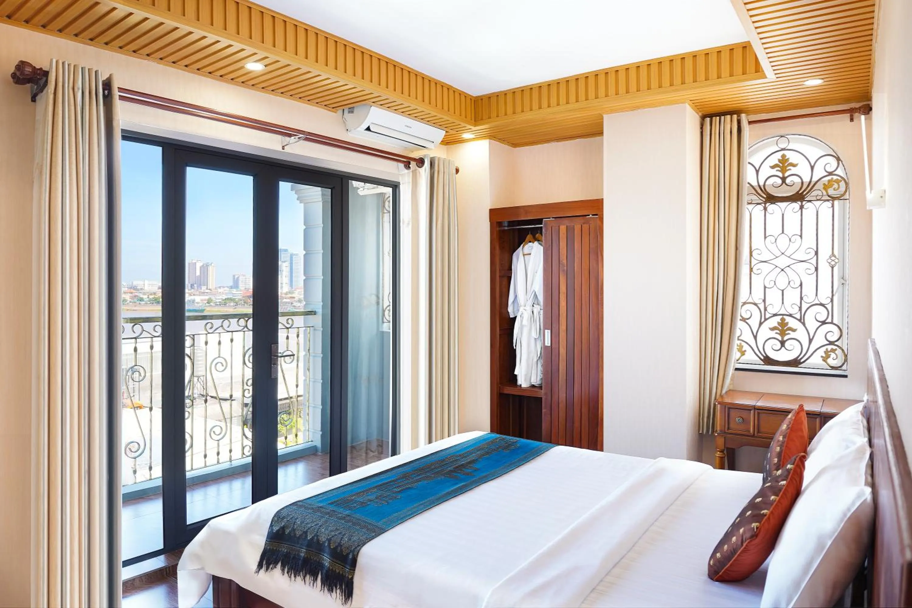 View (from property/room), Bed in Phuminh Hotel Riverside