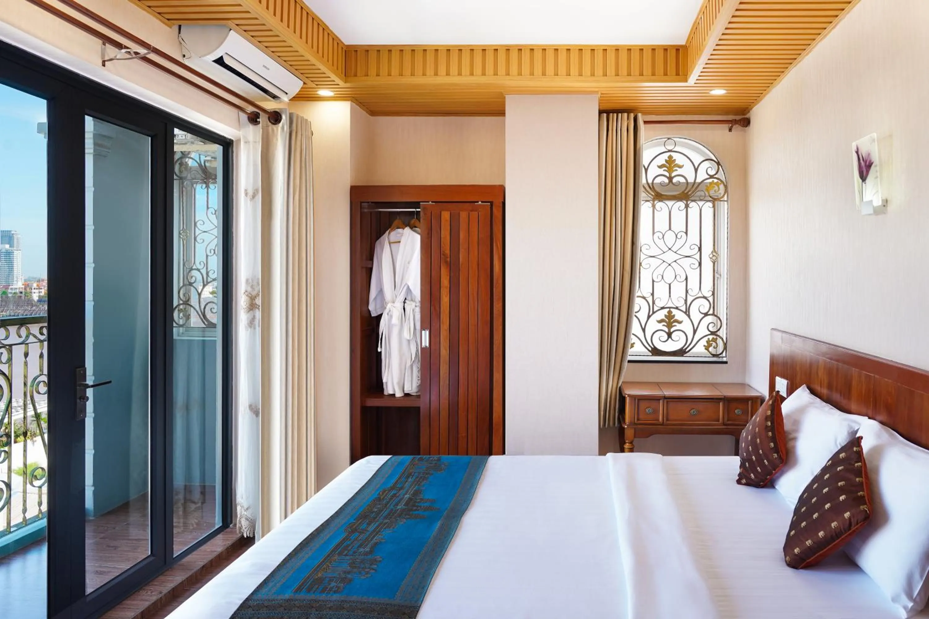 View (from property/room), Bed in Phuminh Hotel Riverside