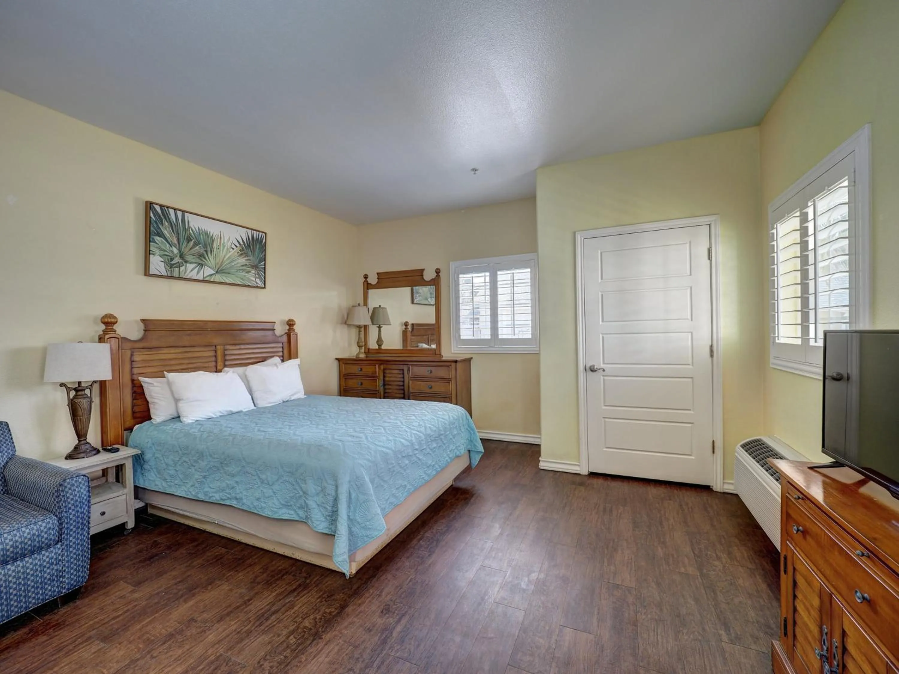 Bed in Seashell Village Resort near the beach with kitchens