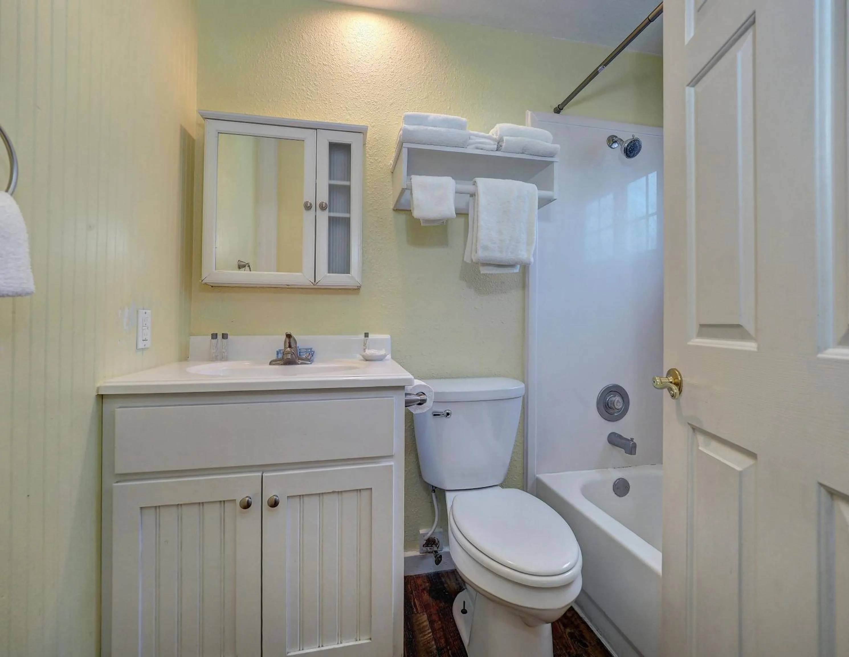 Shower in Seashell Village Resort near the beach with kitchens