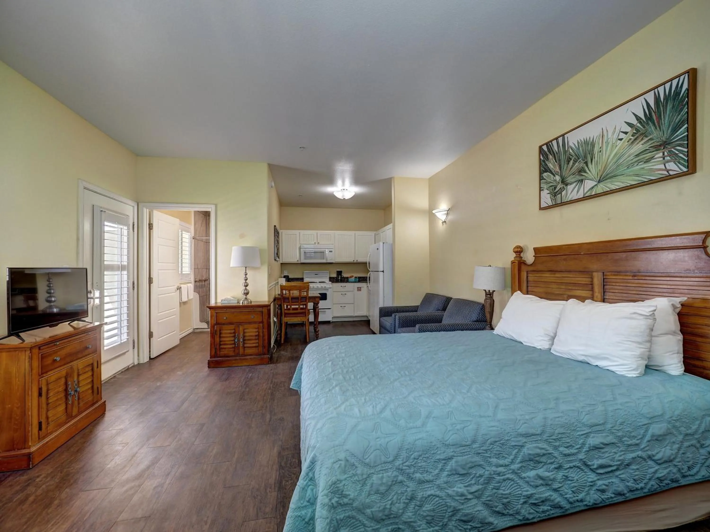 Bed in Seashell Village Resort near the beach with kitchens