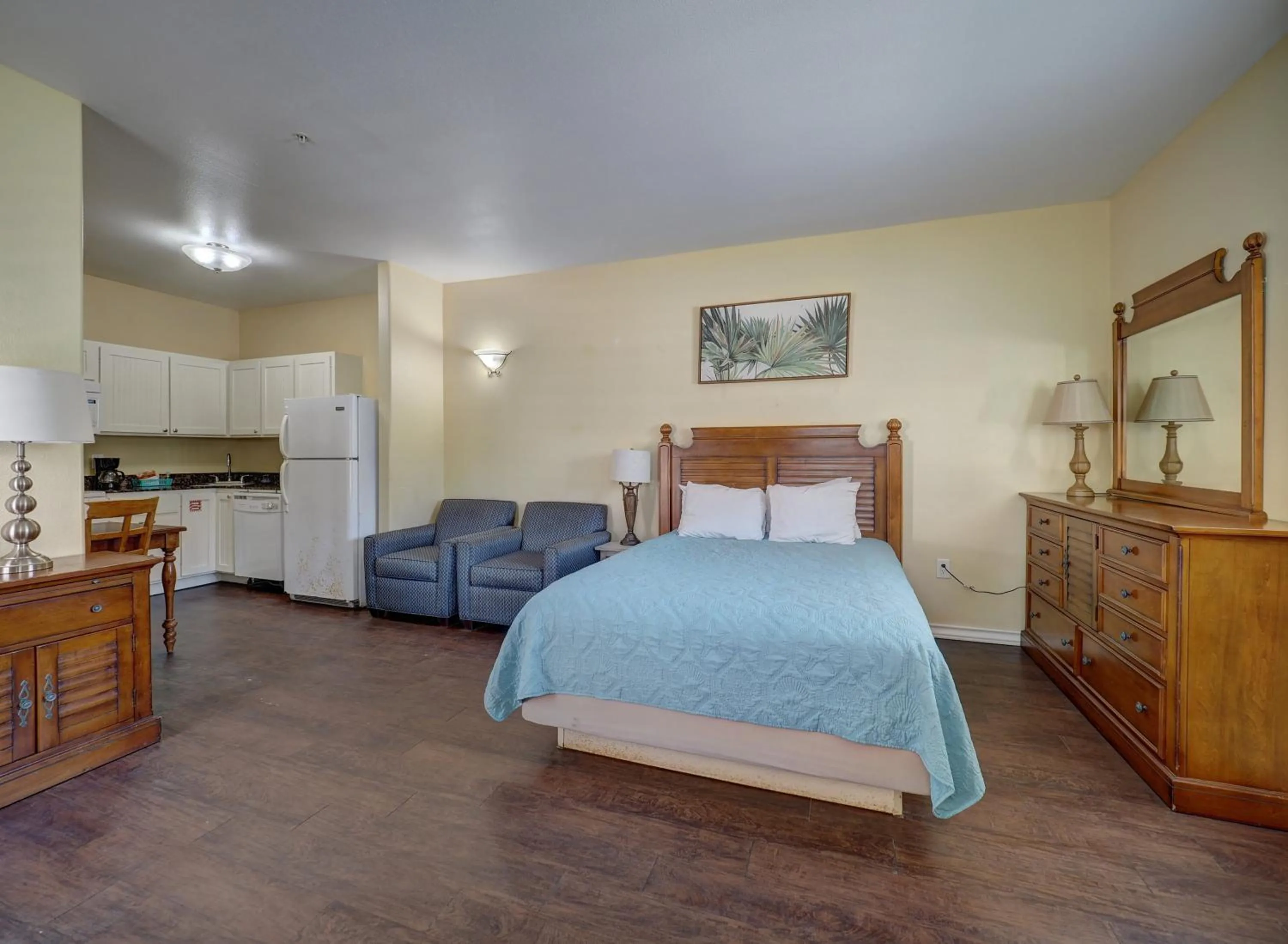 Bed in Seashell Village Resort near the beach with kitchens