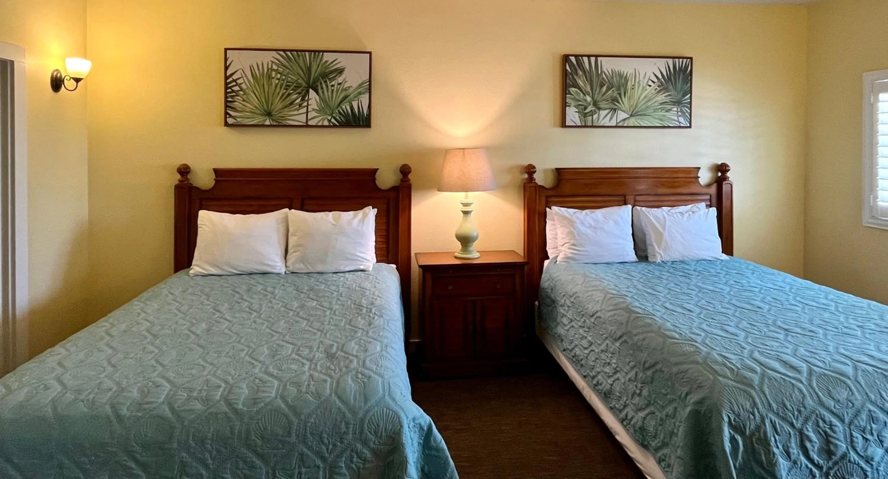 Queen Suite in Seashell Village Resort near the beach with kitchens