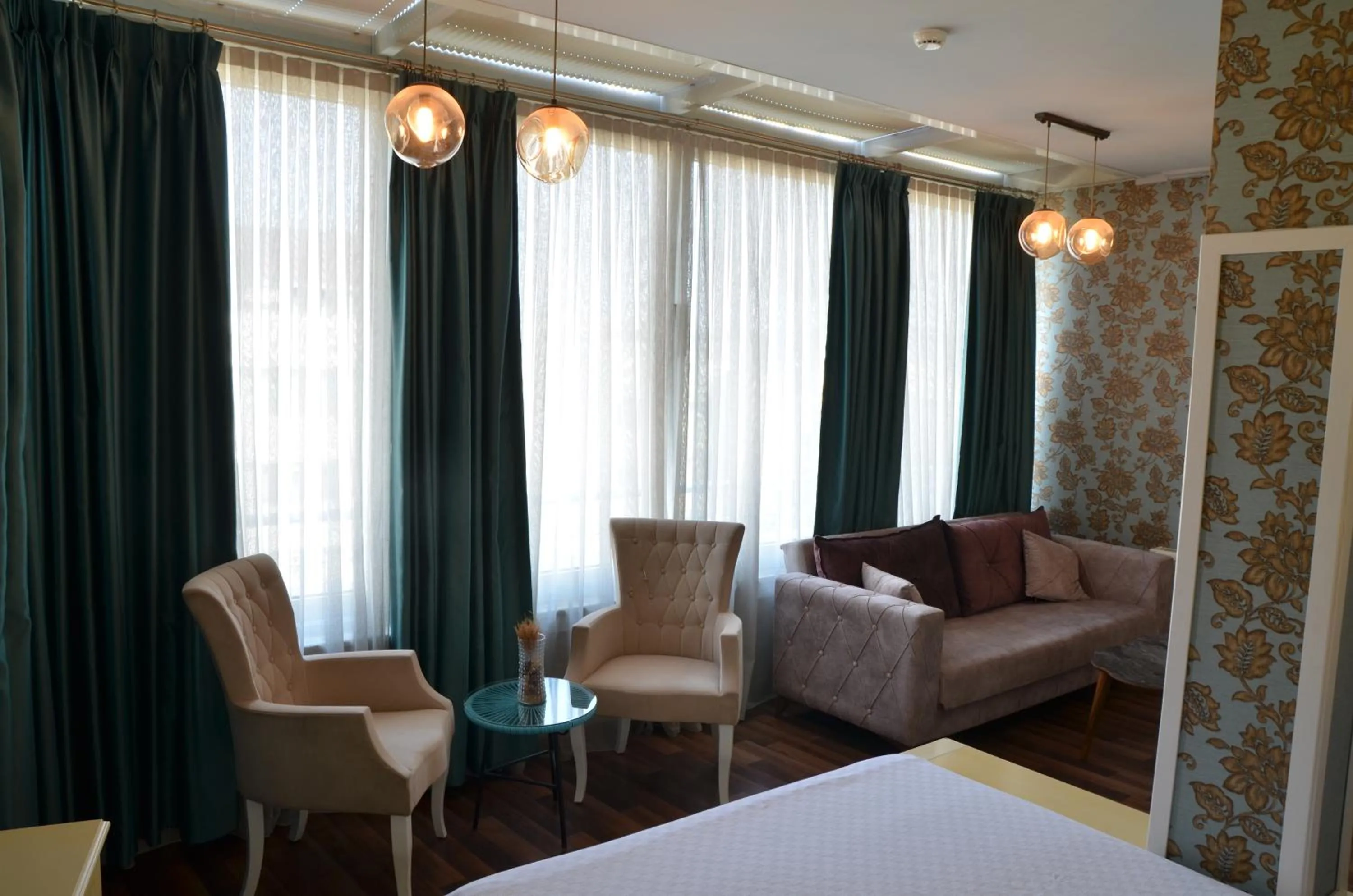 Nightclub / DJ, Bed in Miller Hotel