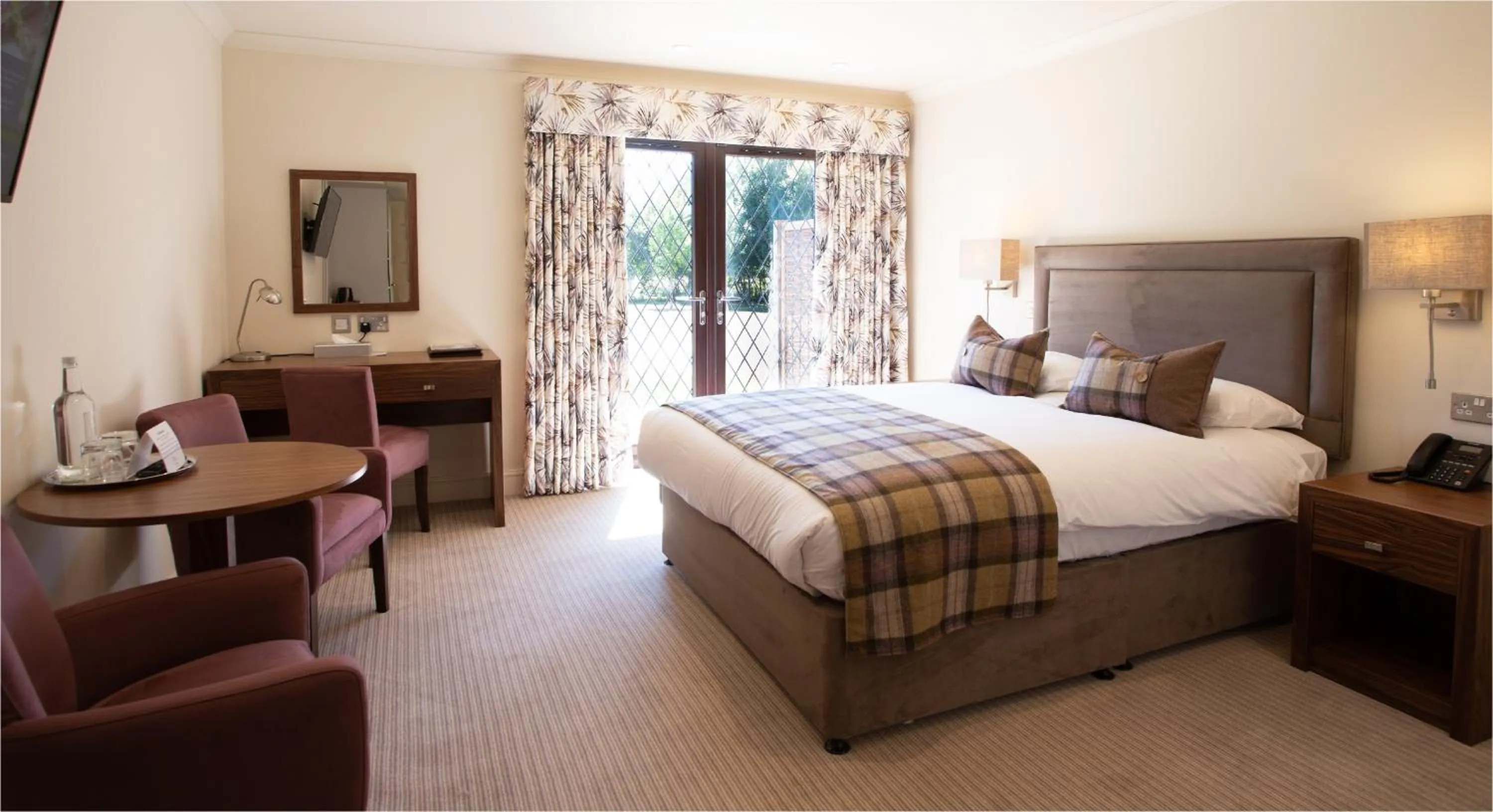 Bedroom, Bed in Stirrups Hotel