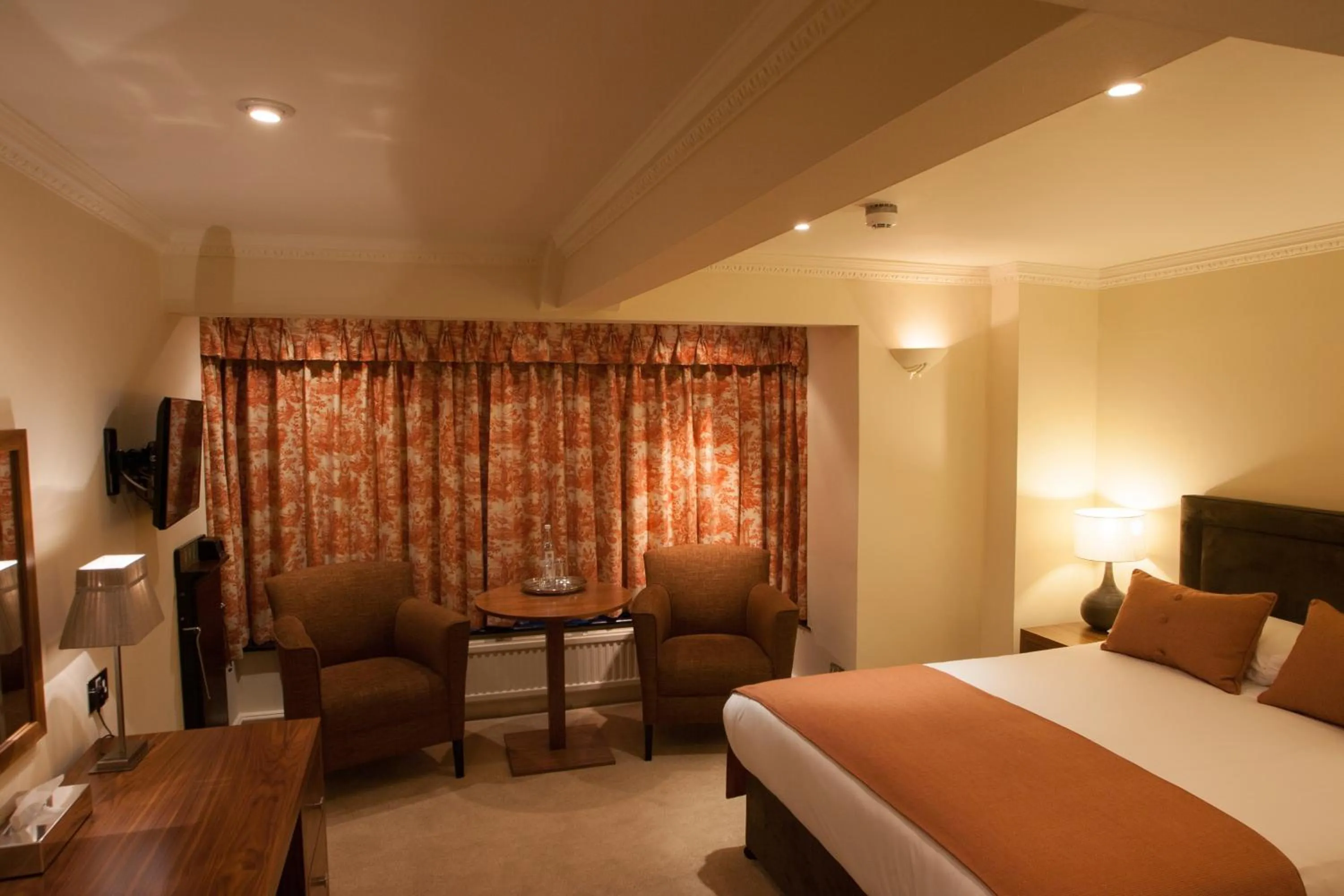 Photo of the whole room, Bed in Stirrups Hotel