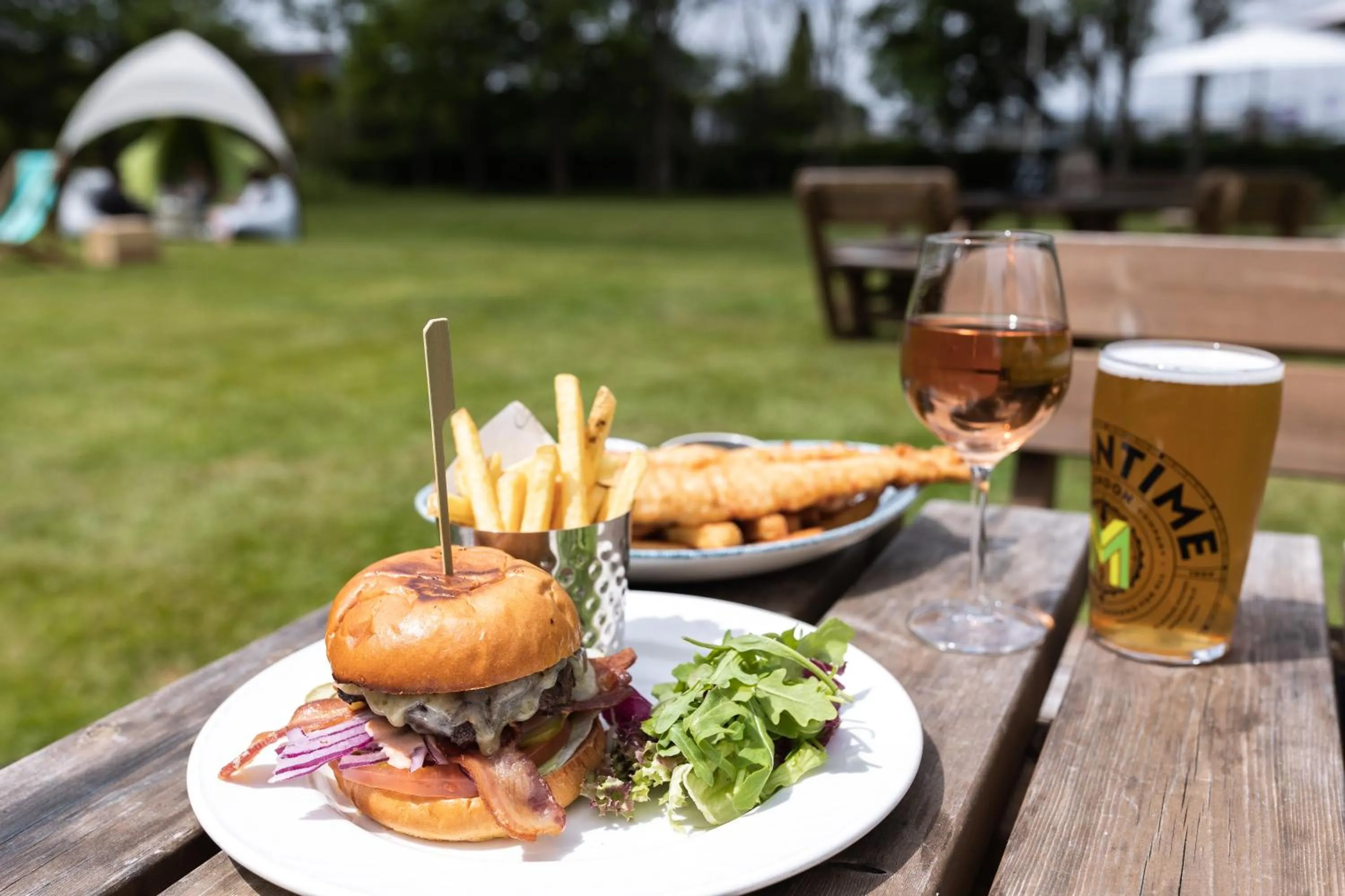 Restaurant/places to eat in Stirrups Hotel