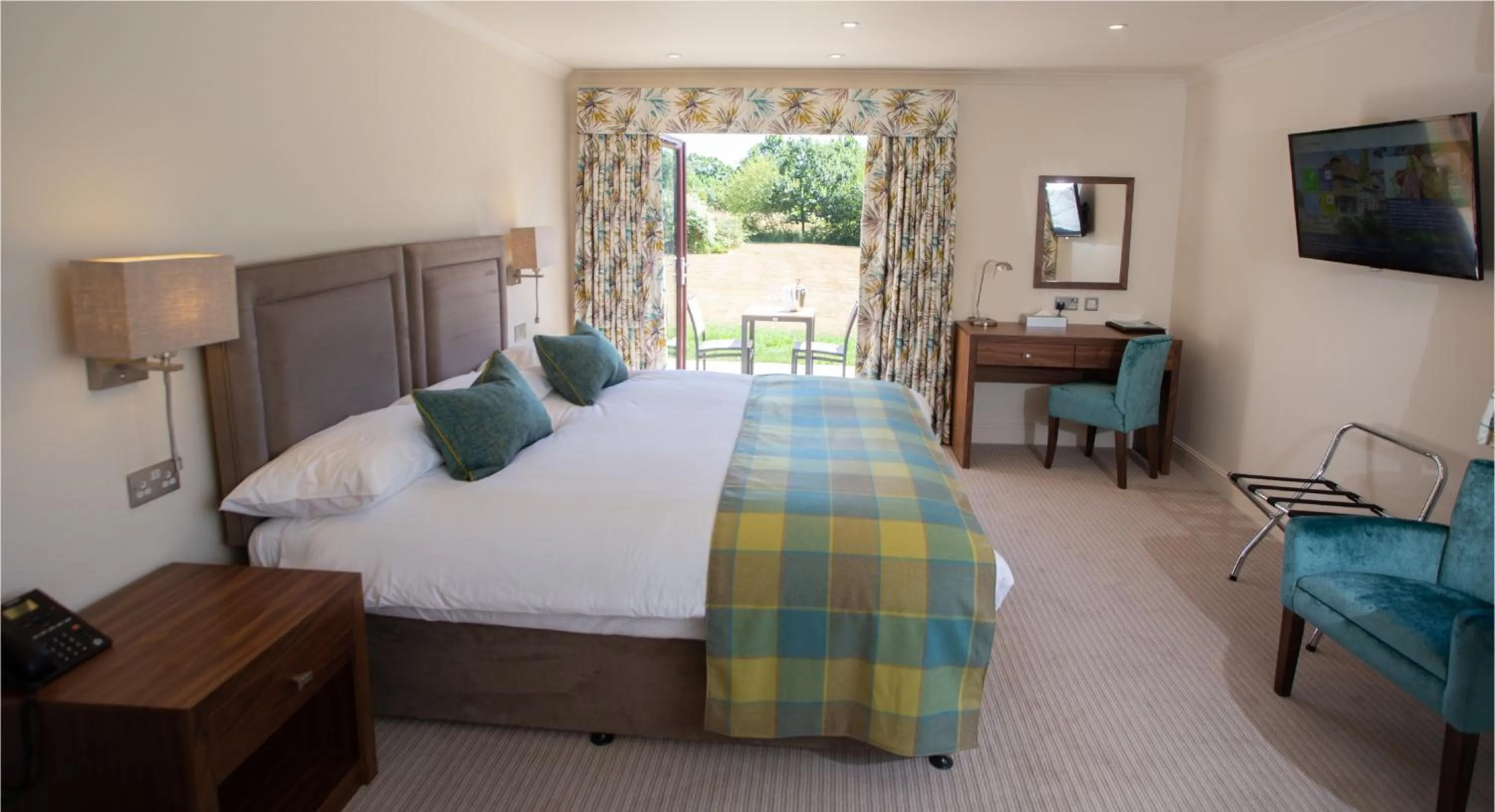 Bedroom, Bed in Stirrups Hotel