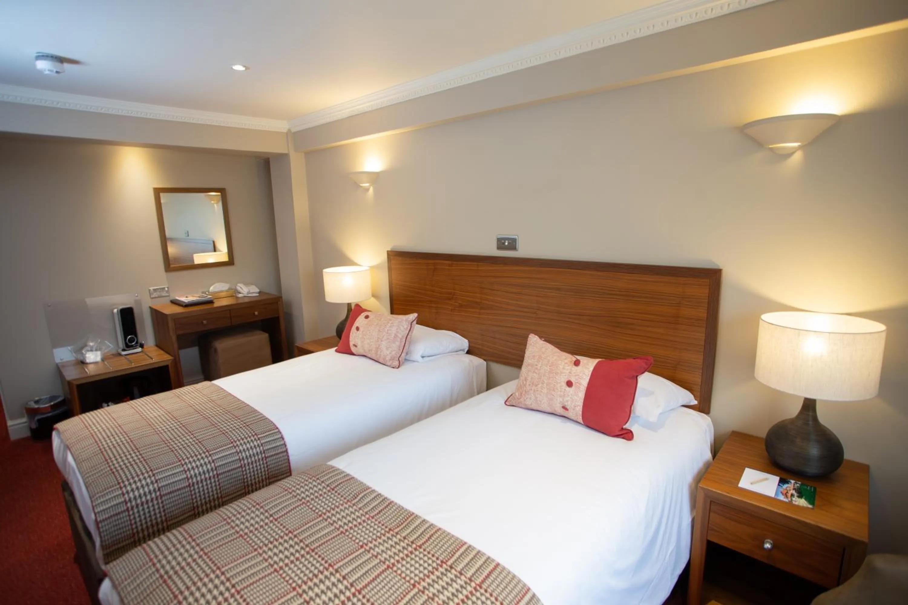 Bedroom, Bed in Stirrups Hotel