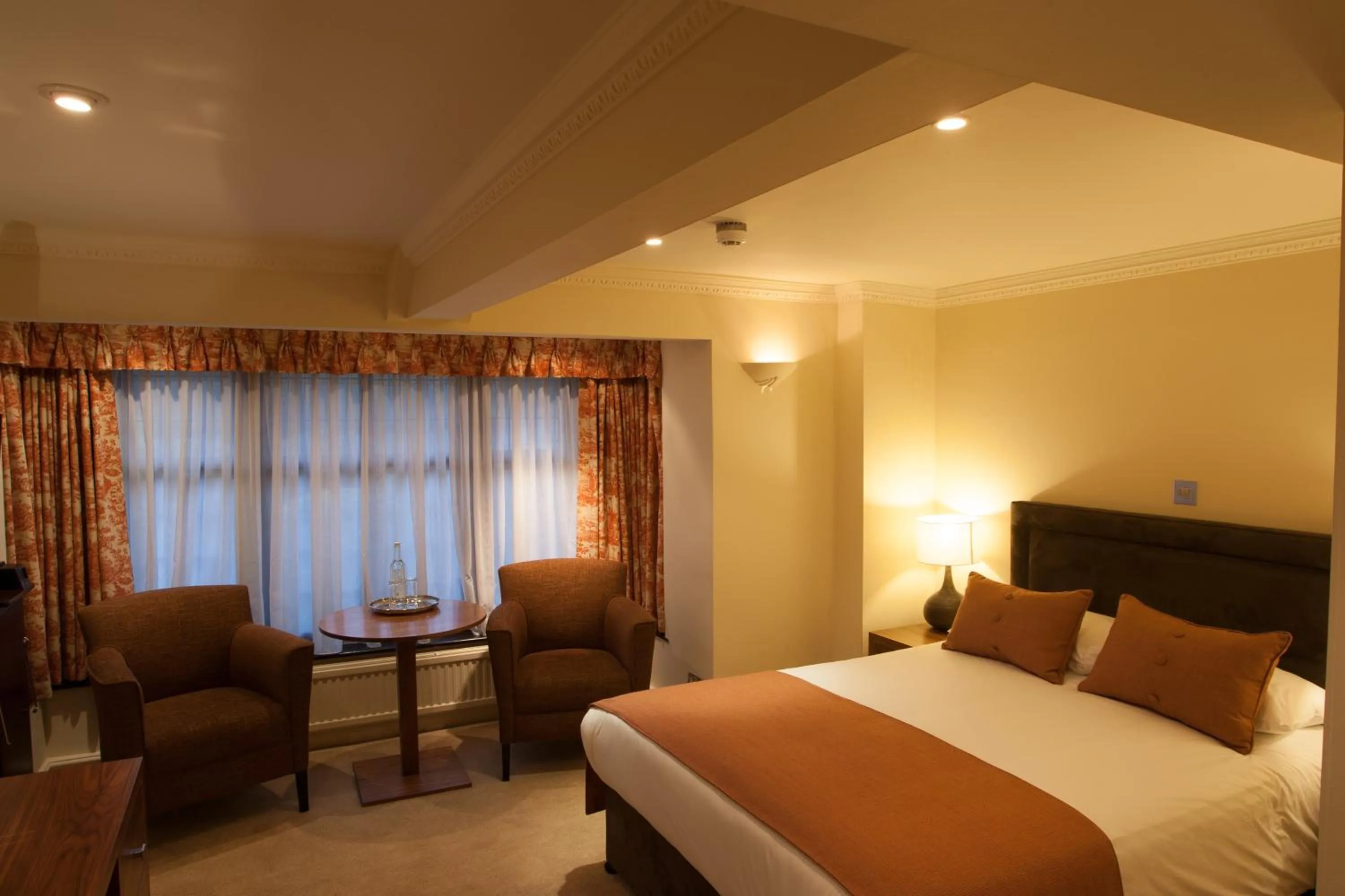 Photo of the whole room, Bed in Stirrups Hotel