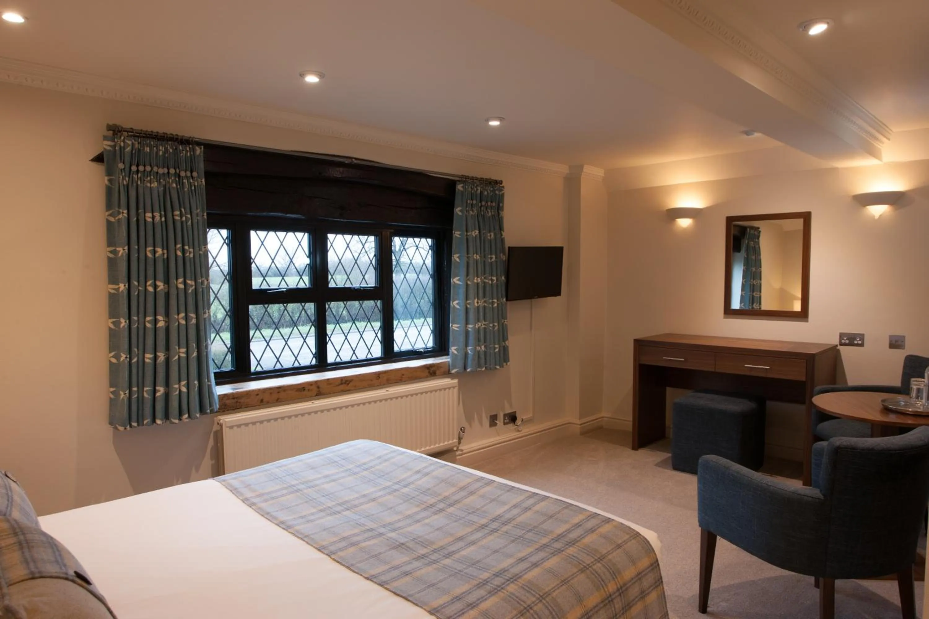 Photo of the whole room, Bed in Stirrups Hotel