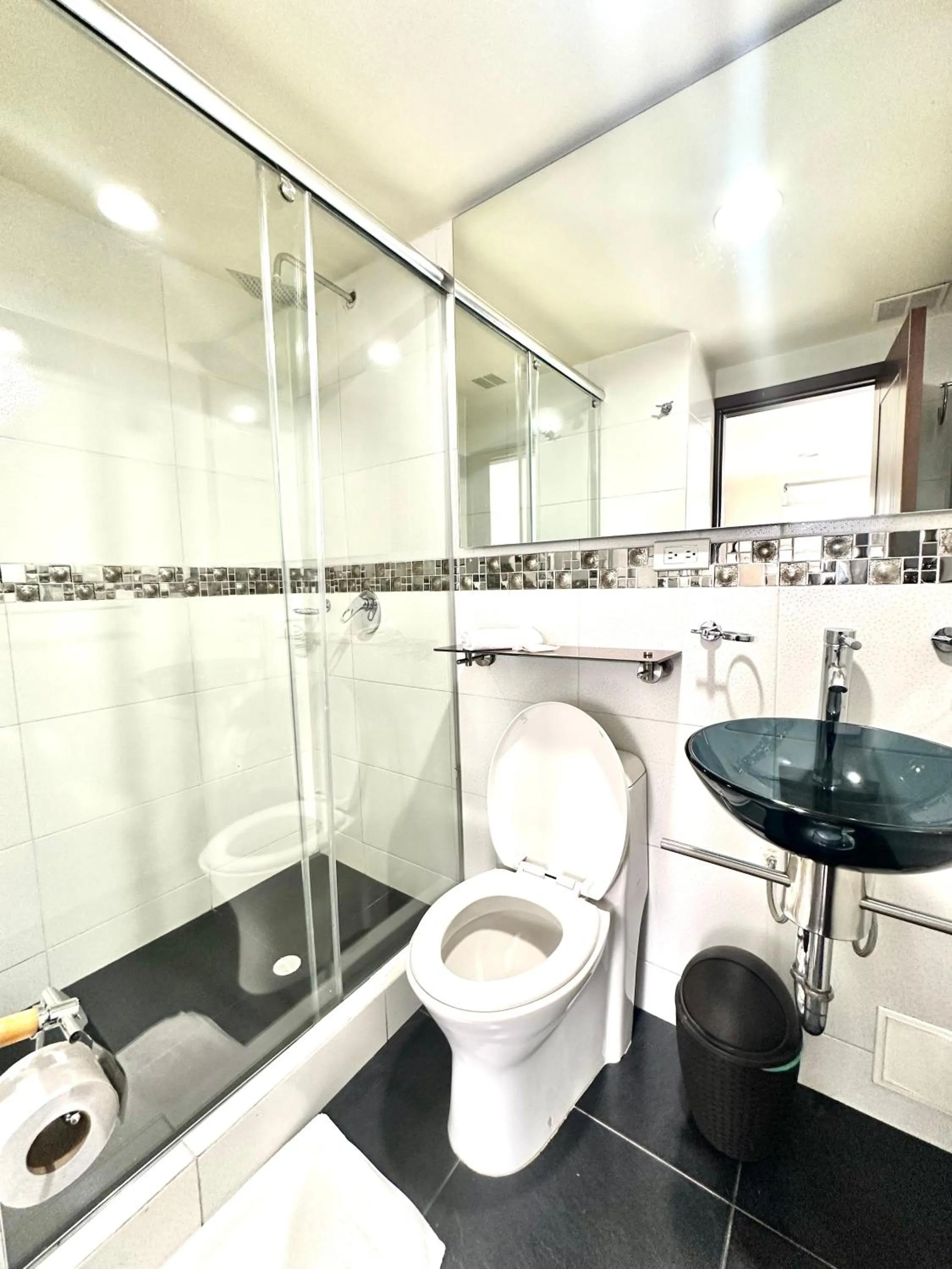 Shower in HOTEL SHERIDAN BOGOTA