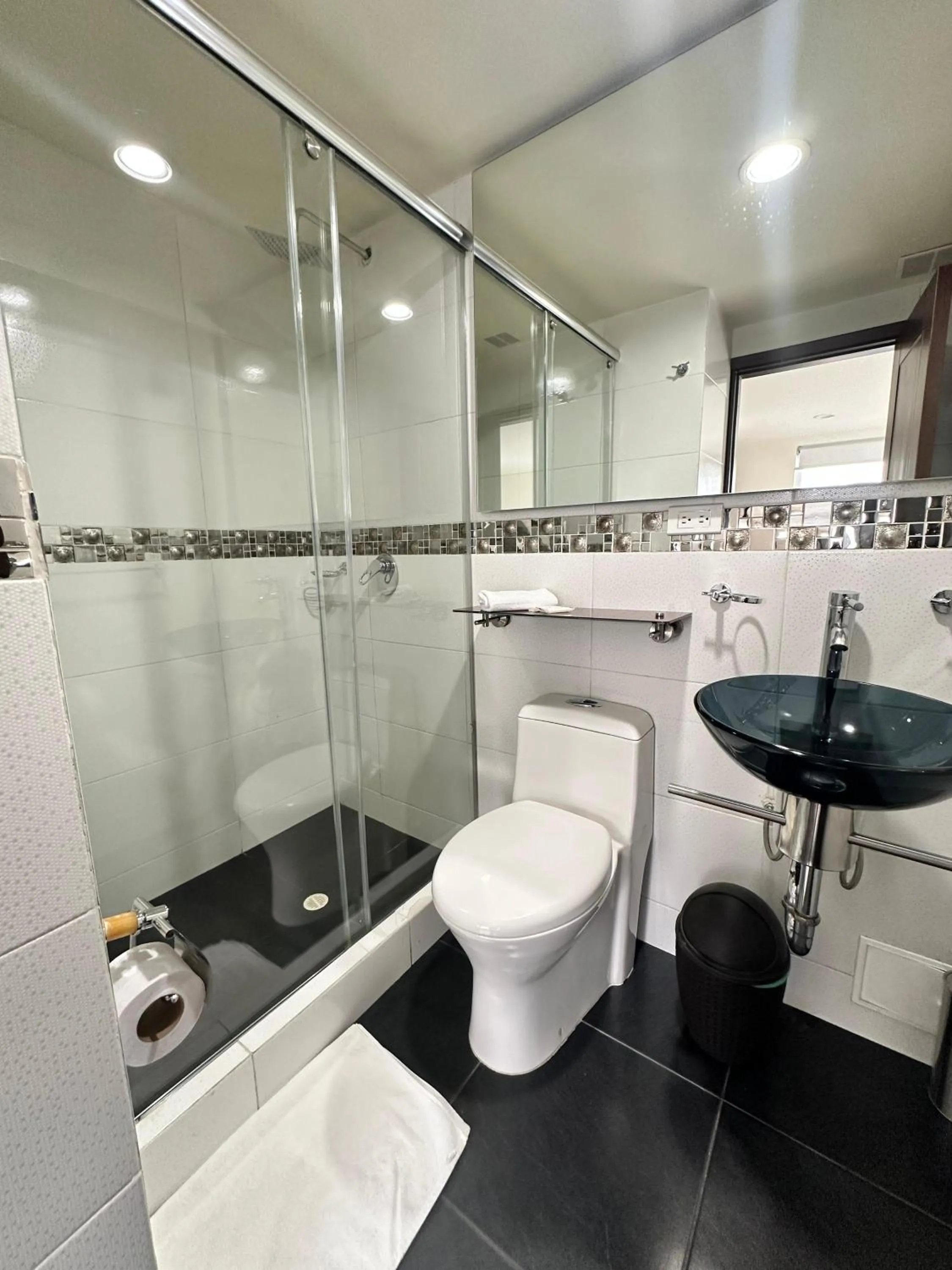 Shower in HOTEL SHERIDAN BOGOTA