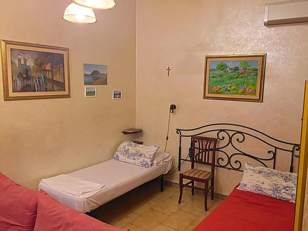 Property building, Bed in B&B Gelone