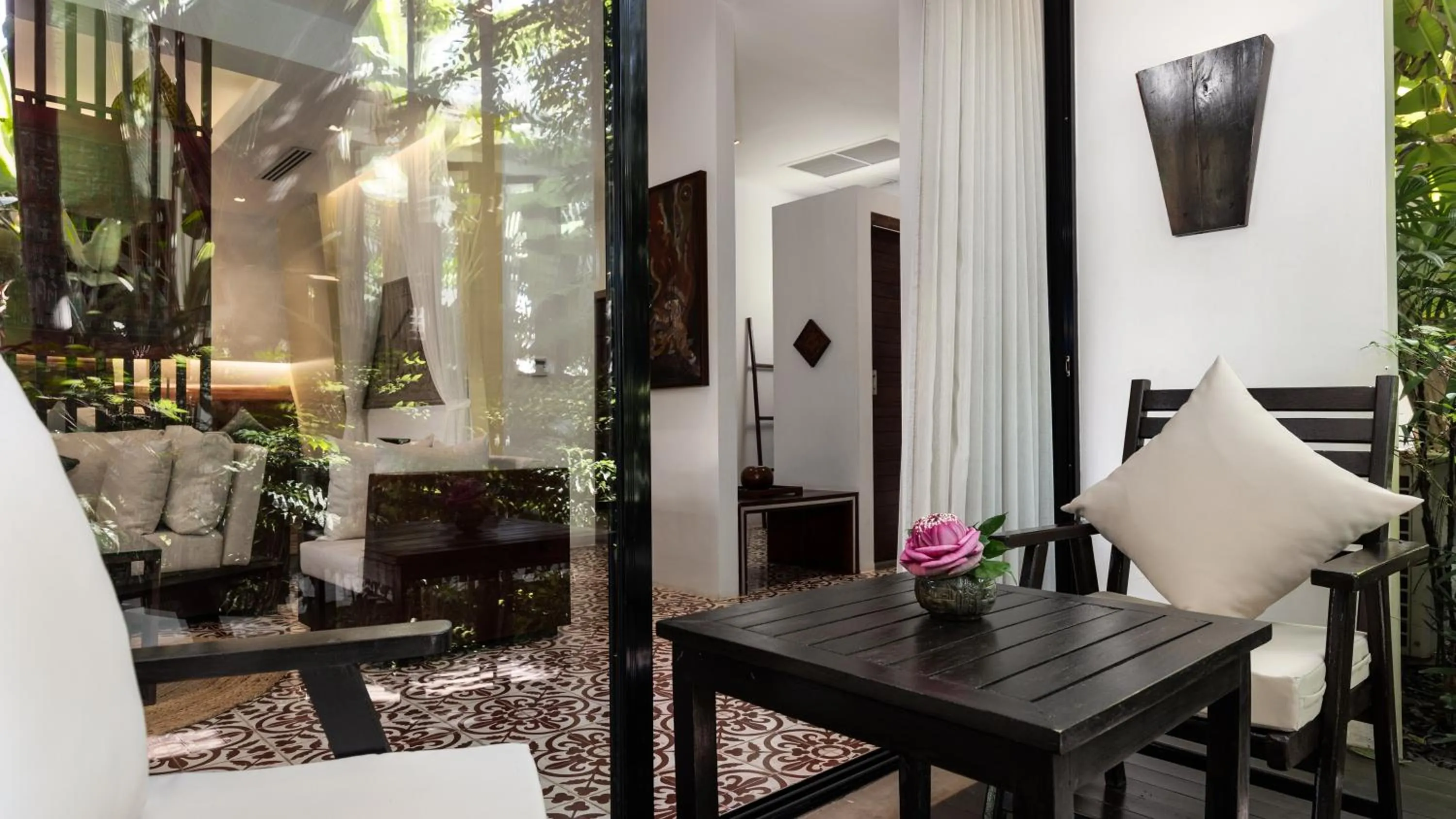 Dining area in Lynnaya Urban River Resort