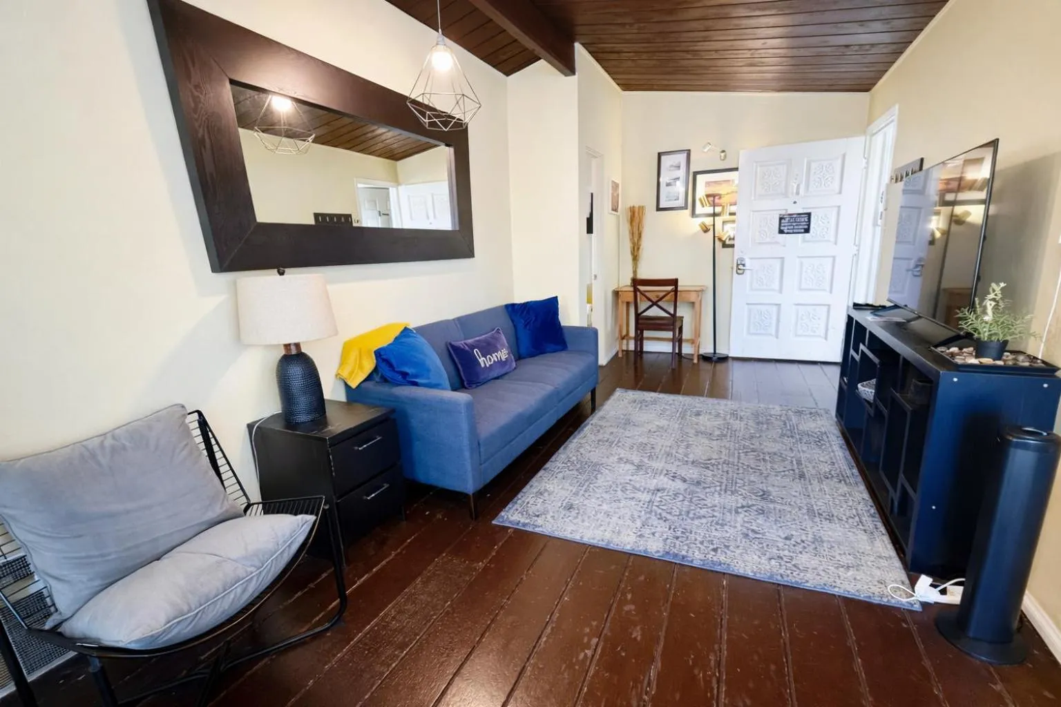 Sunset Haven: Lakeside Charm in Ocean Beach
