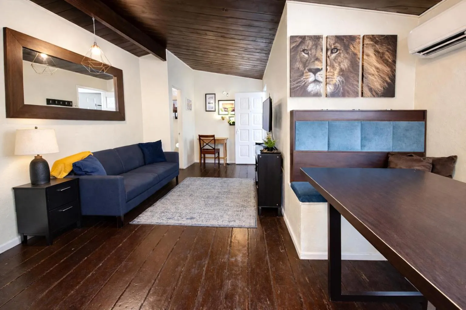 Sunset Haven: Lakeside Charm in Ocean Beach