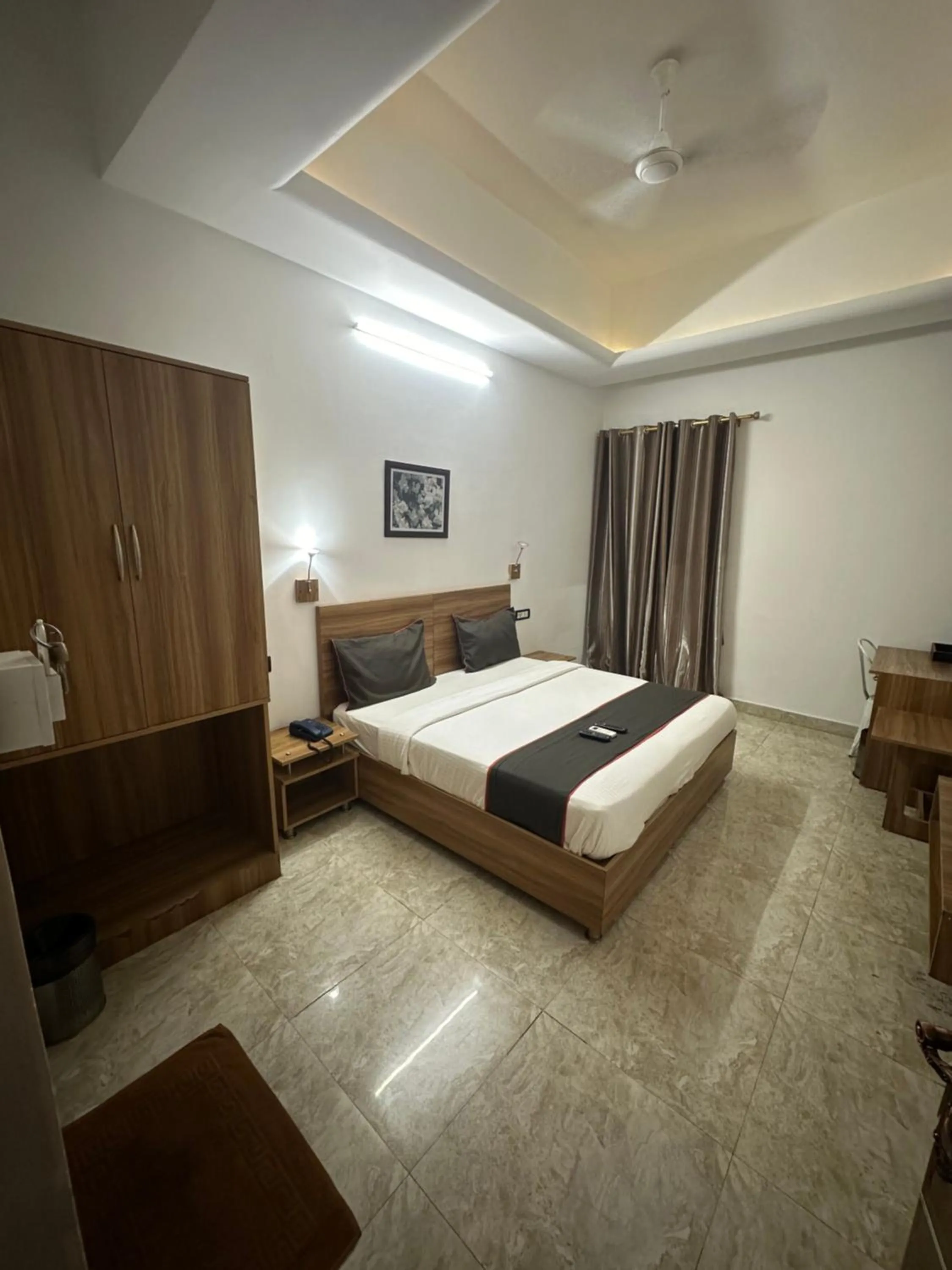 Bed in Gulnaar Inn Near US Counsulate Sankar nethralaya Apollo Hospital