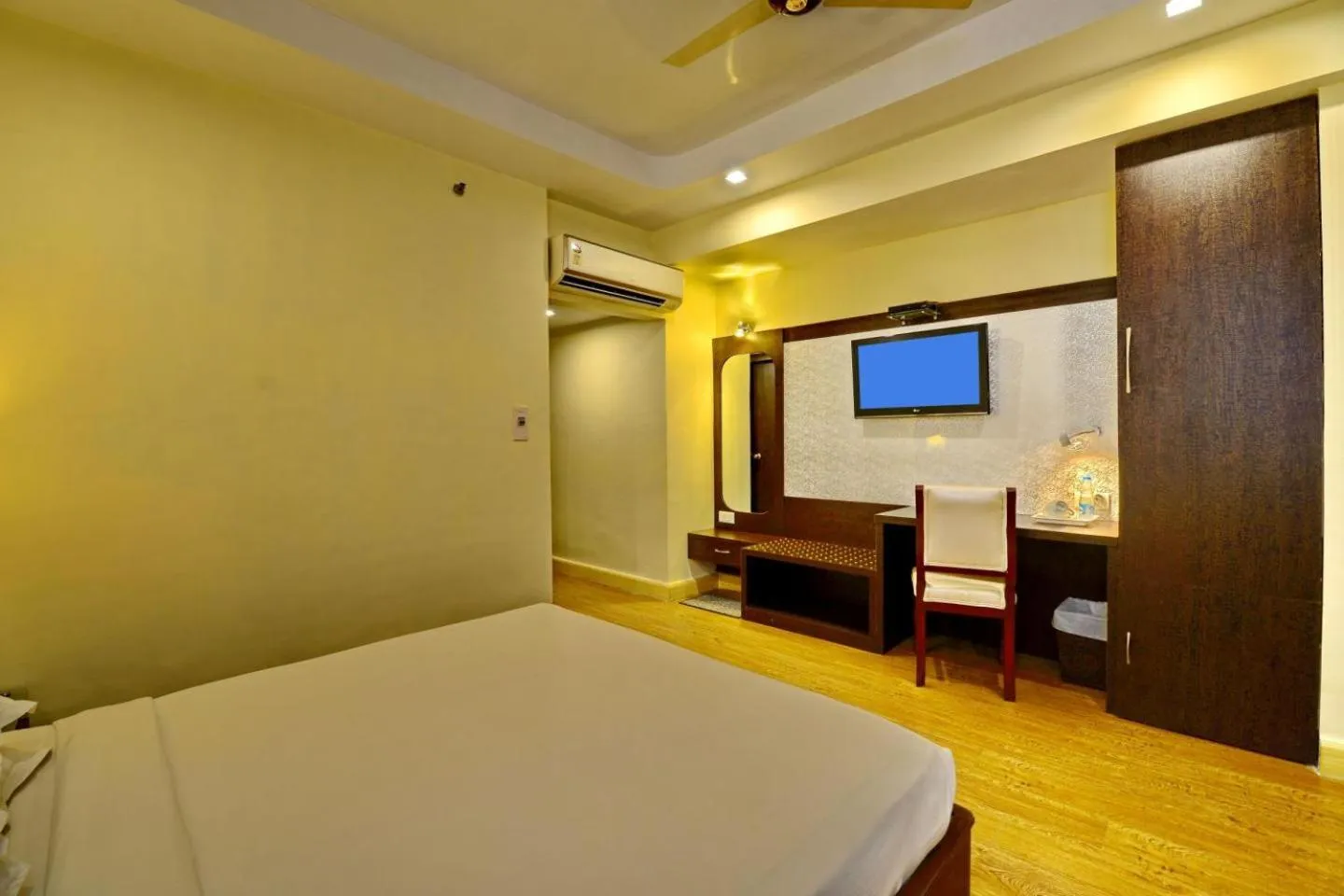 Photo of the whole room, Bed in Hotel The Sojourn