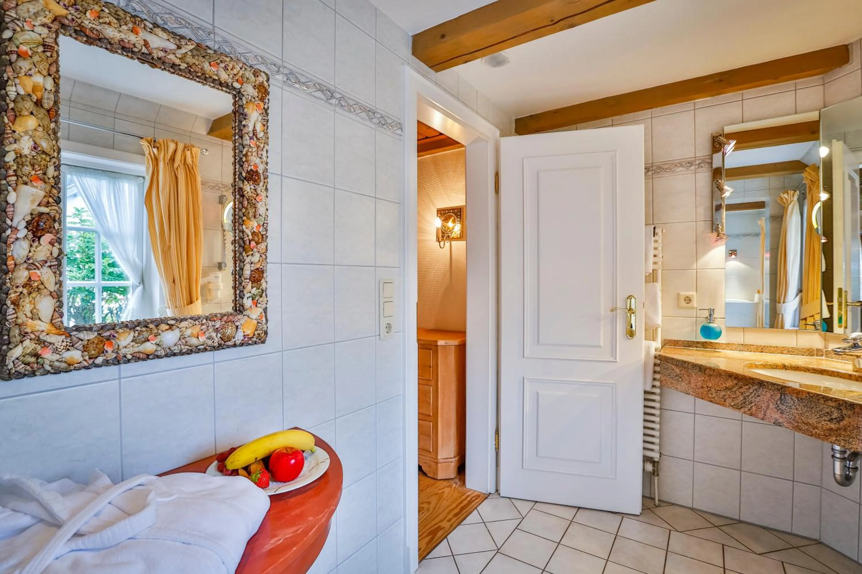 Bathroom, Bed in Hotel und Restaurant Jörg Müller