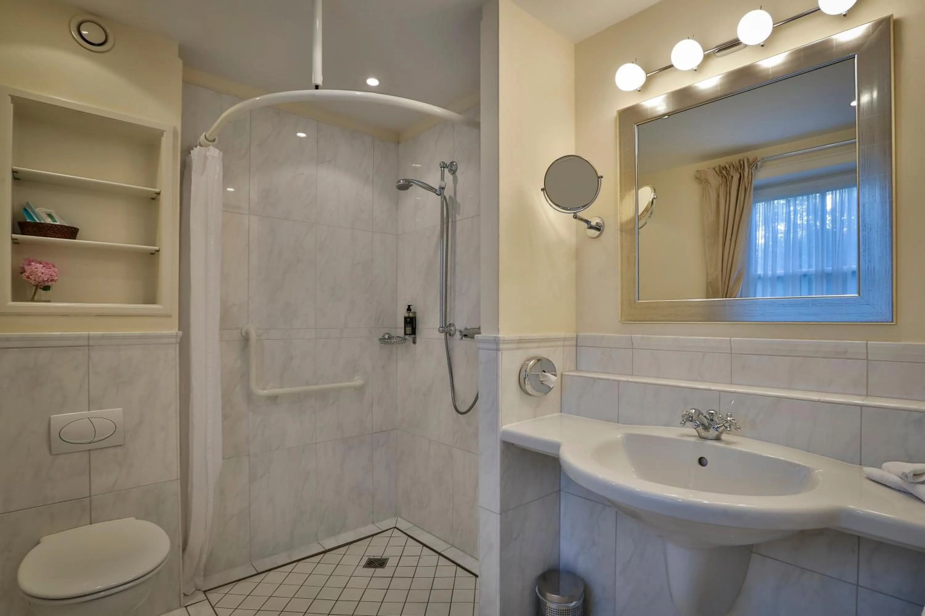 Bathroom in Hotel und Restaurant Jörg Müller