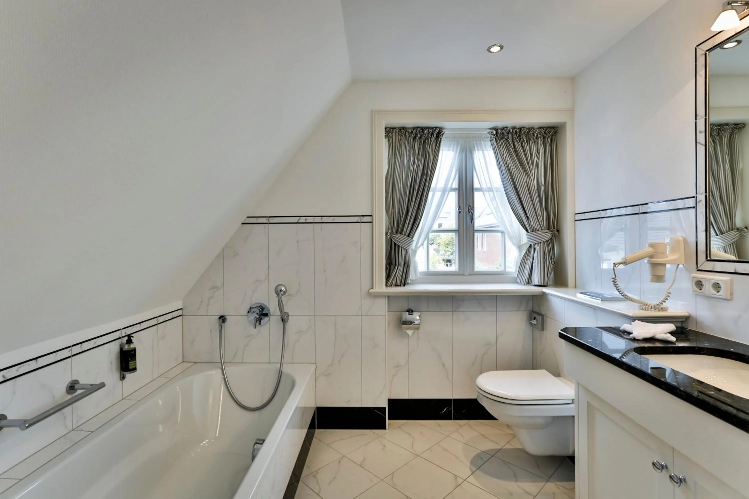 Bathroom in Hotel und Restaurant Jörg Müller