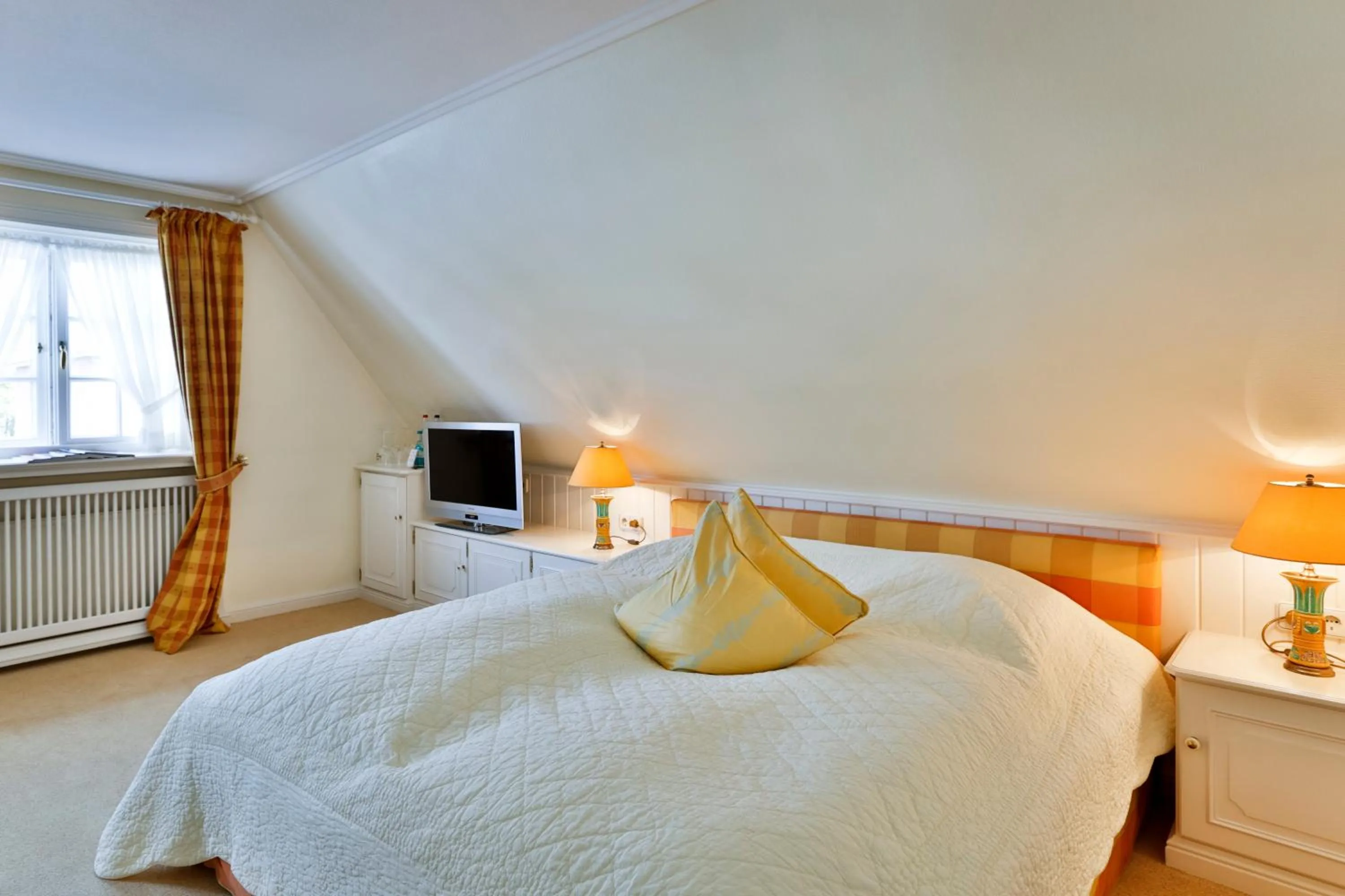 Bedroom, Bed in Hotel und Restaurant Jörg Müller