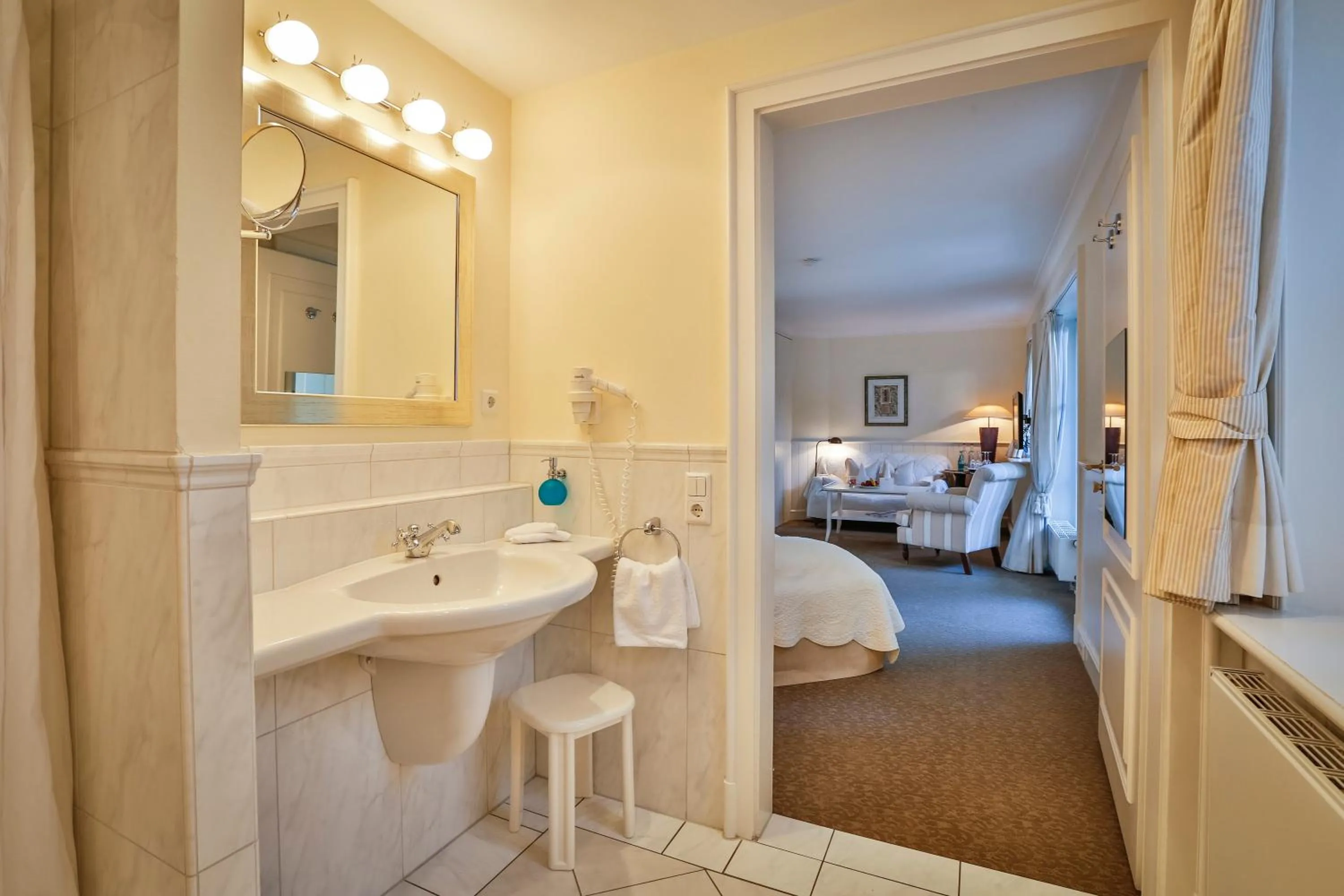 Bathroom, Bed in Hotel und Restaurant Jörg Müller