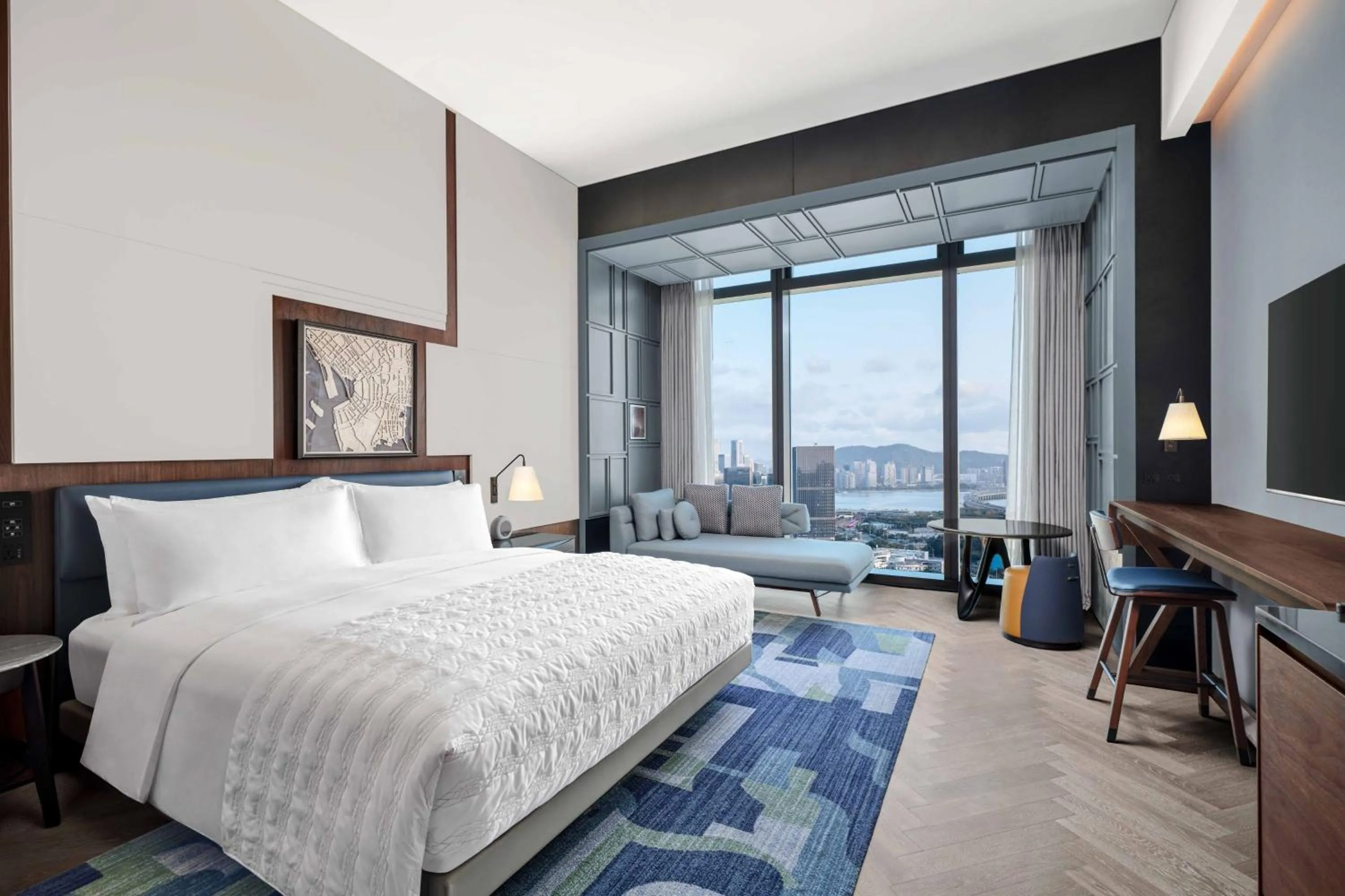 Photo of the whole room, Bed in Le Meridien Shenzhen, Bao'an