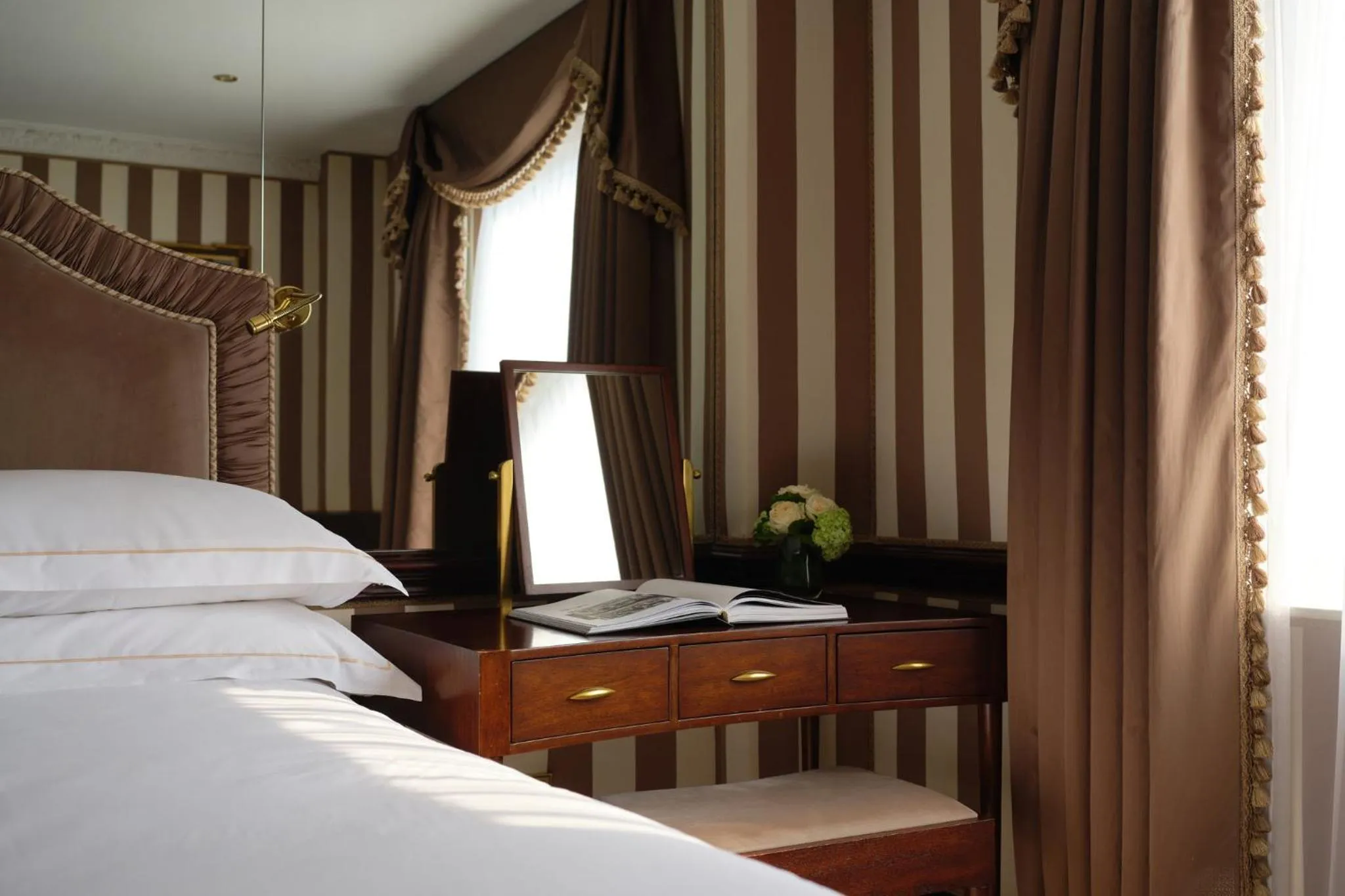 Photo of the whole room, Bed in The Chesterfield Mayfair