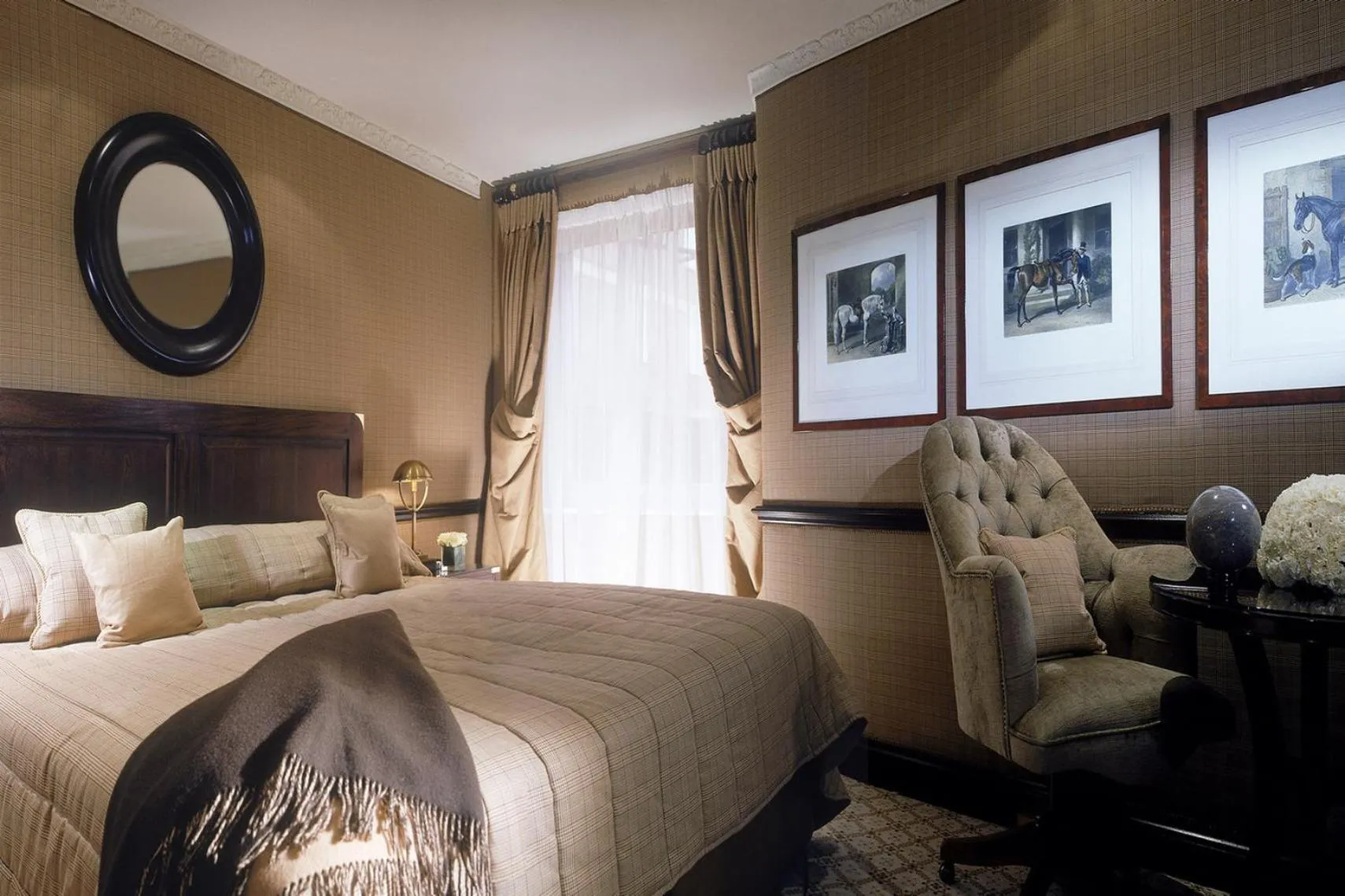 Photo of the whole room, Bed in The Chesterfield Mayfair