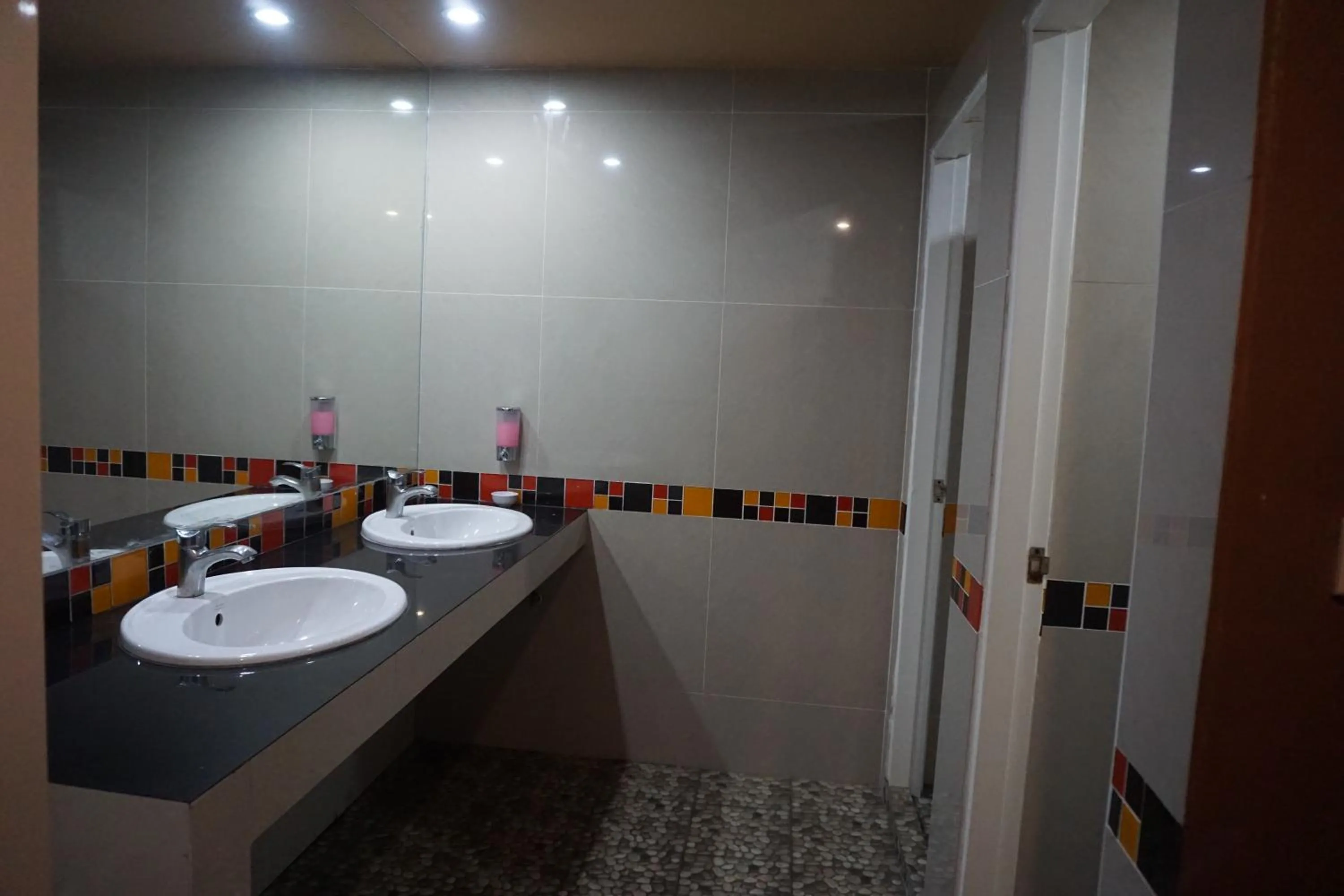 Area and facilities in Bangkok Travel Suites Hotel