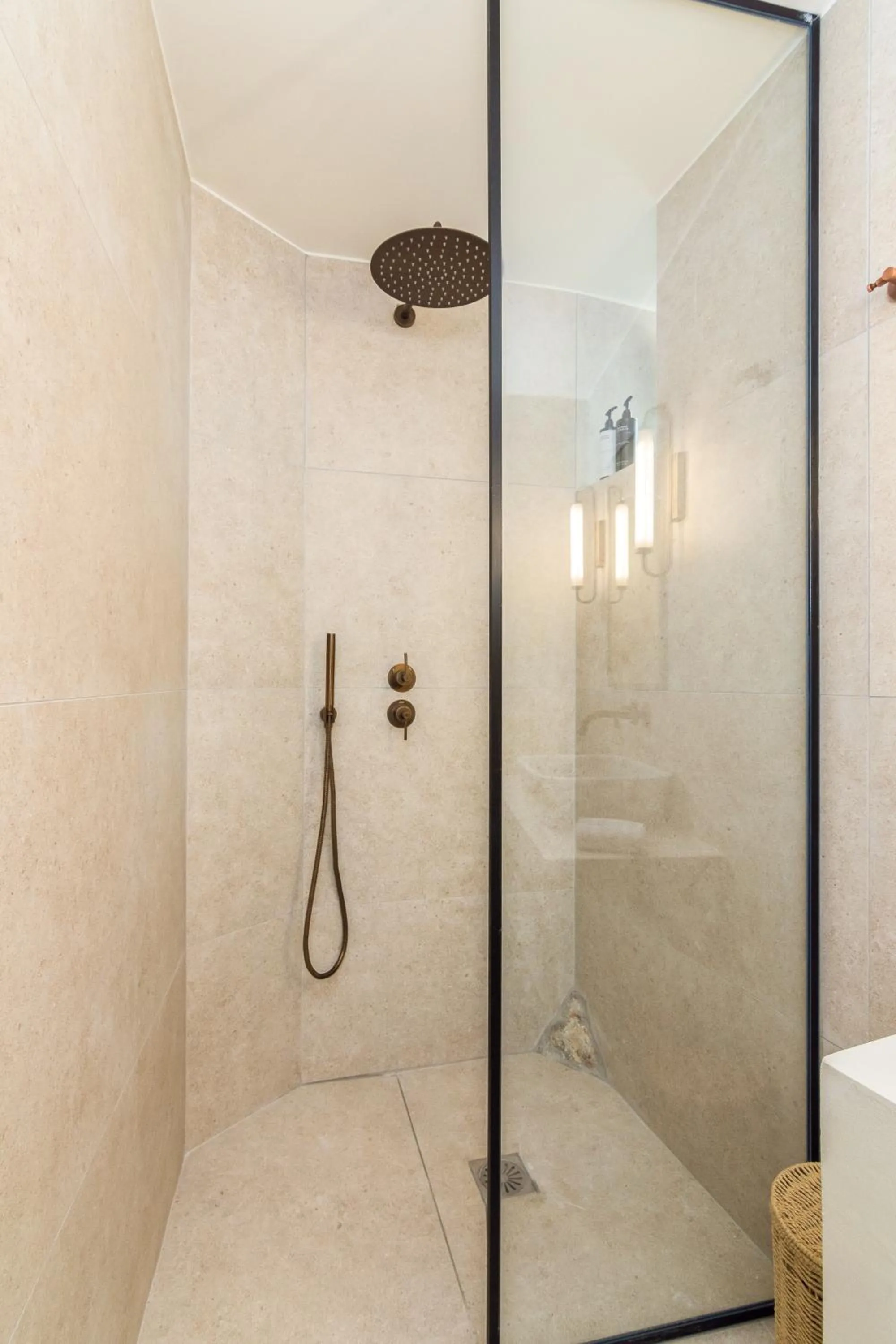 Shower in Maison Muse