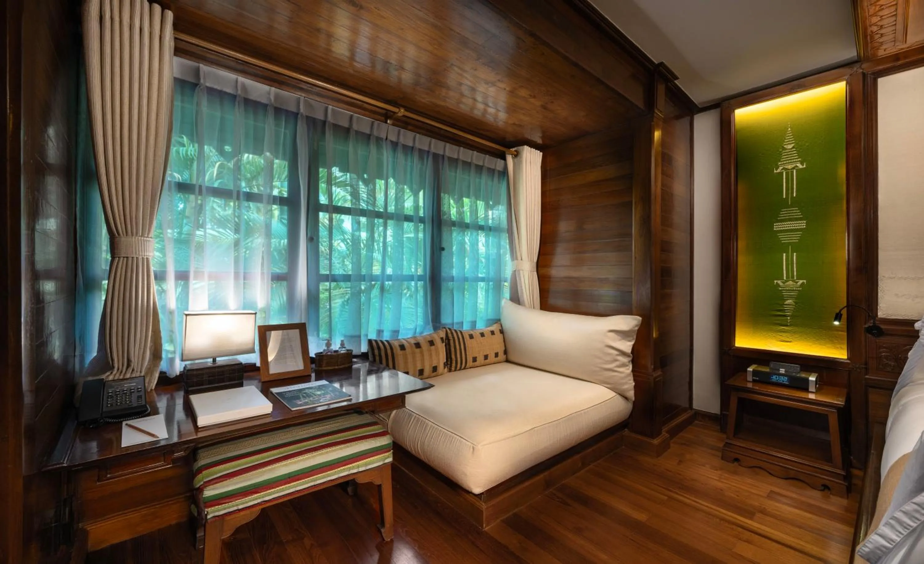 Seating area, Bed in Governor's Residence