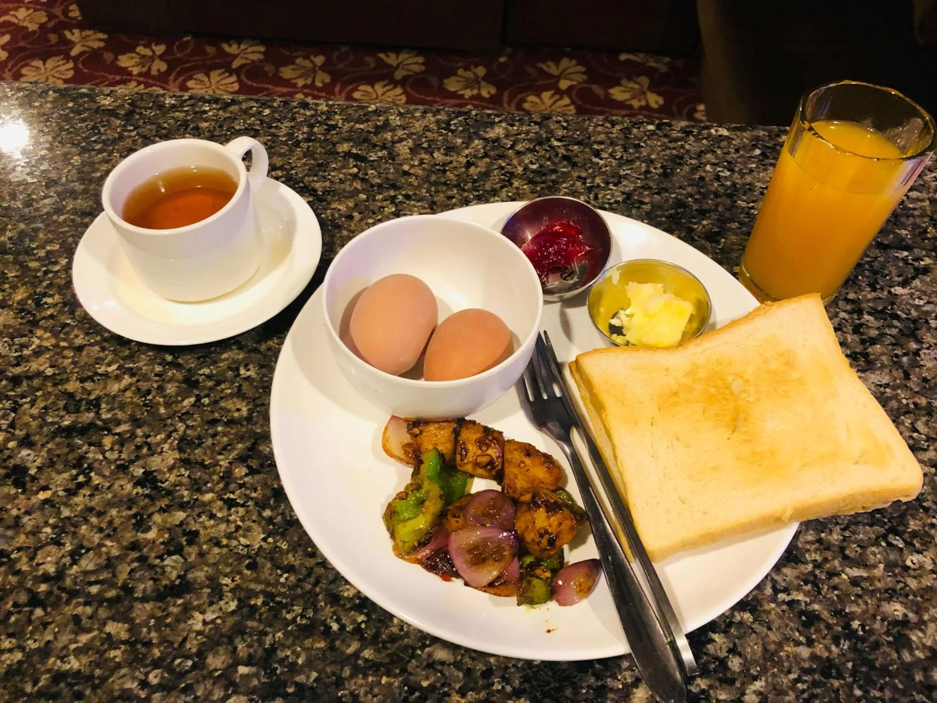 Restaurant/places to eat in Yeti Cozy Hotel