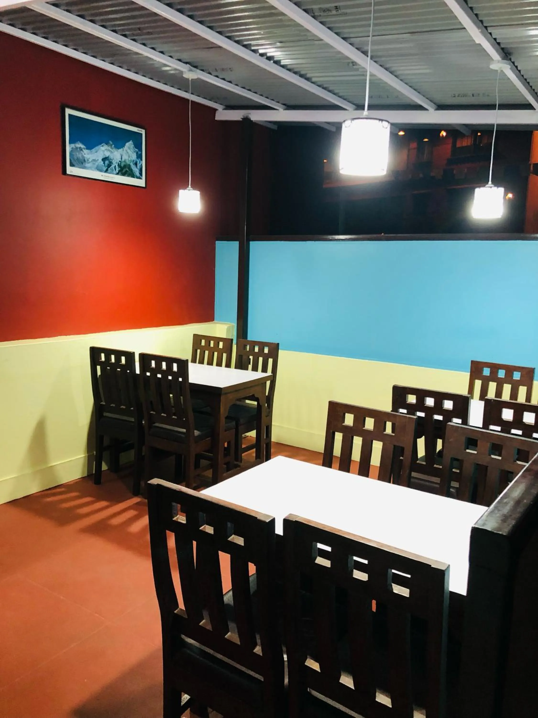 Restaurant/places to eat in Yeti Cozy Hotel