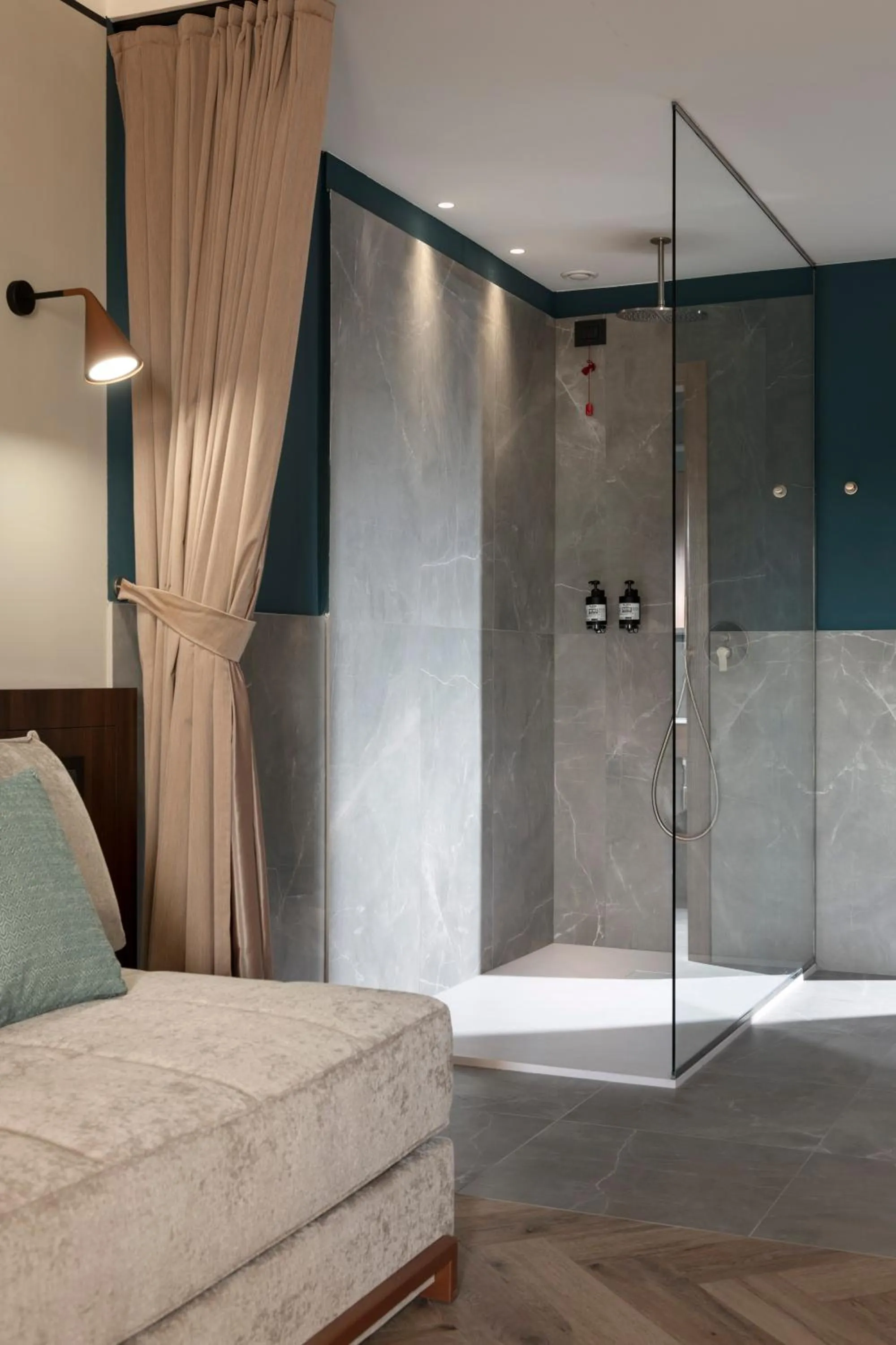 Shower, Bed in Visionair Suites & SPA-Room Only e Honesty Bar