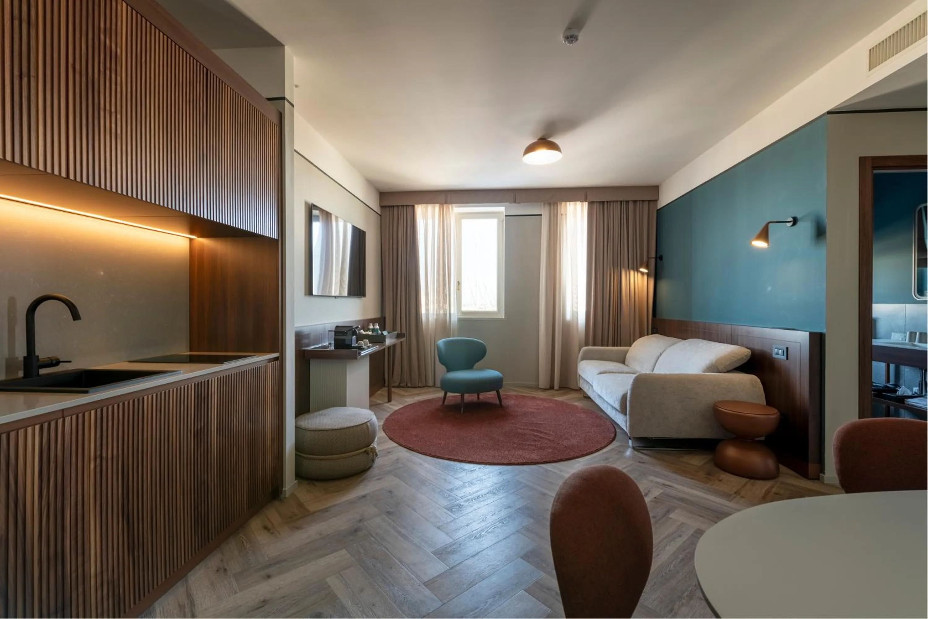 Kitchen or kitchenette, Bed in Visionair Suites & SPA-Room Only e Honesty Bar