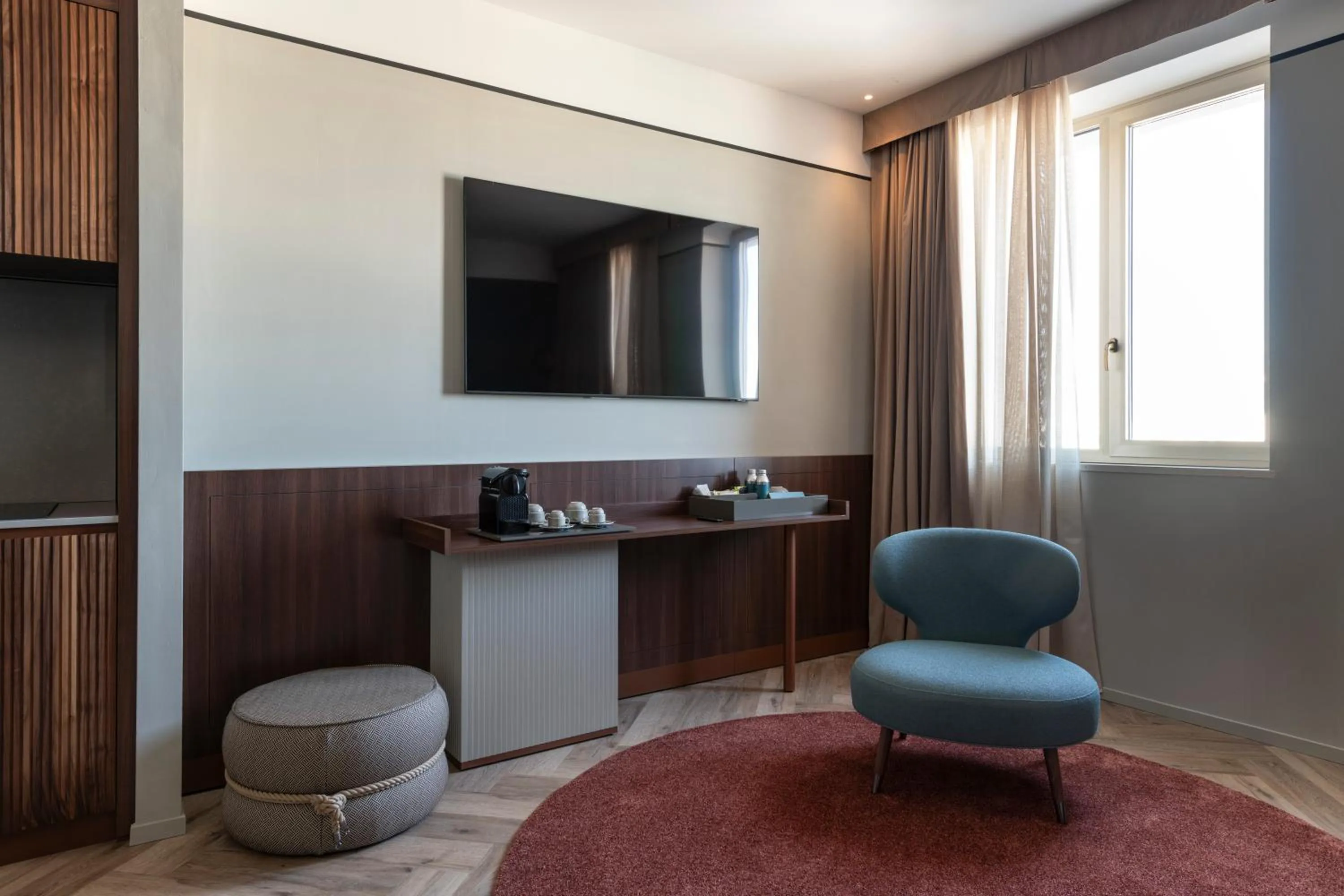 TV and multimedia in Visionair Suites & SPA-Room Only e Honesty Bar