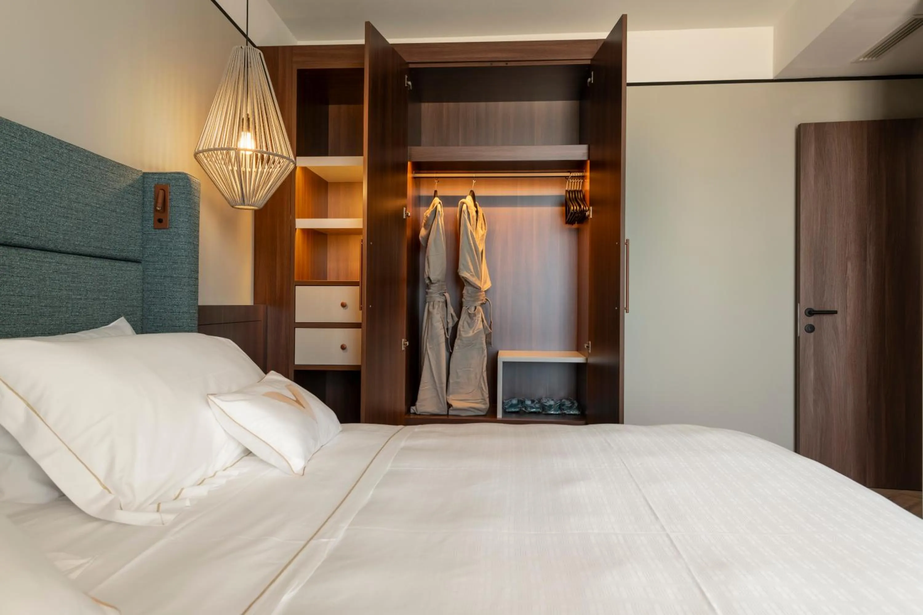 Bed in Visionair Suites & SPA-Room Only e Honesty Bar