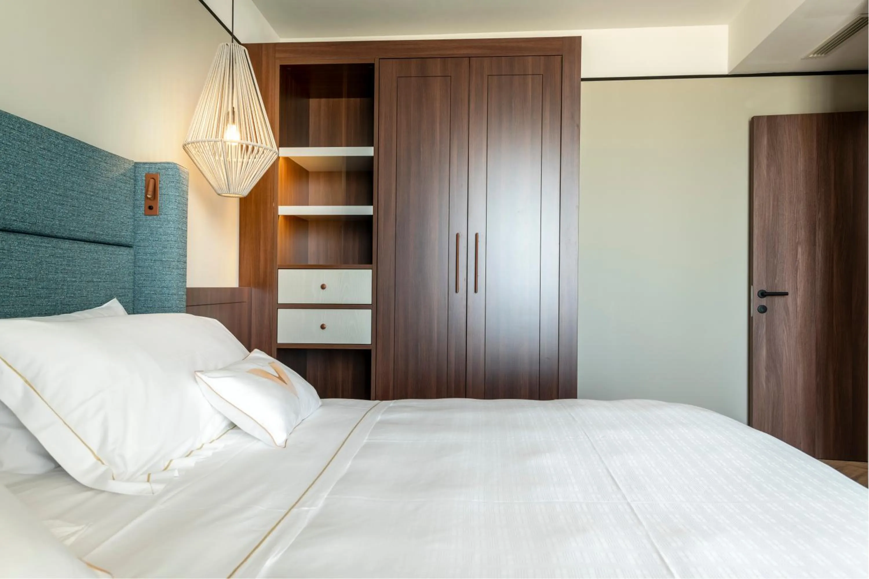 Bed in Visionair Suites & SPA-Room Only e Honesty Bar