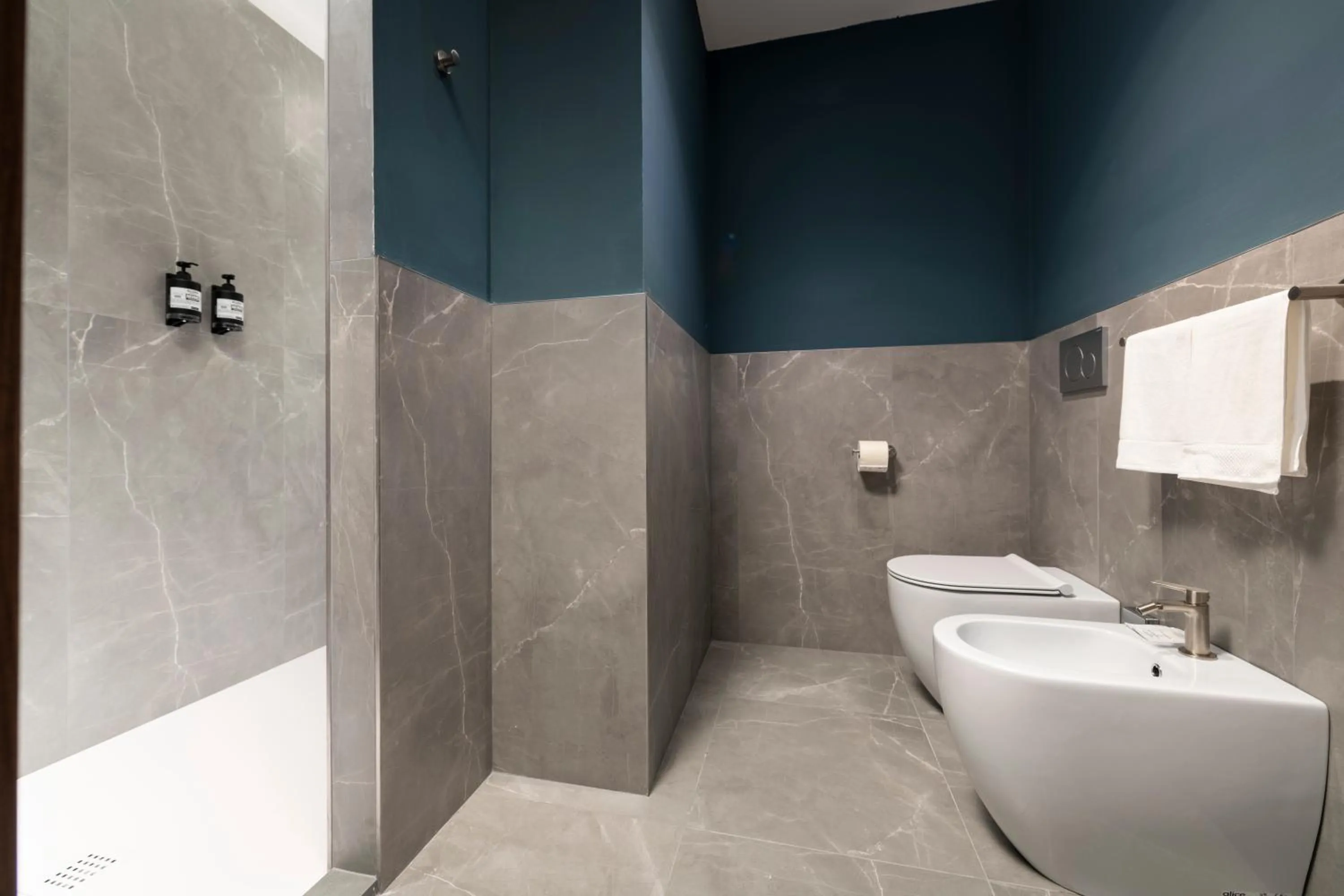 Shower in Visionair Suites & SPA-Room Only e Honesty Bar