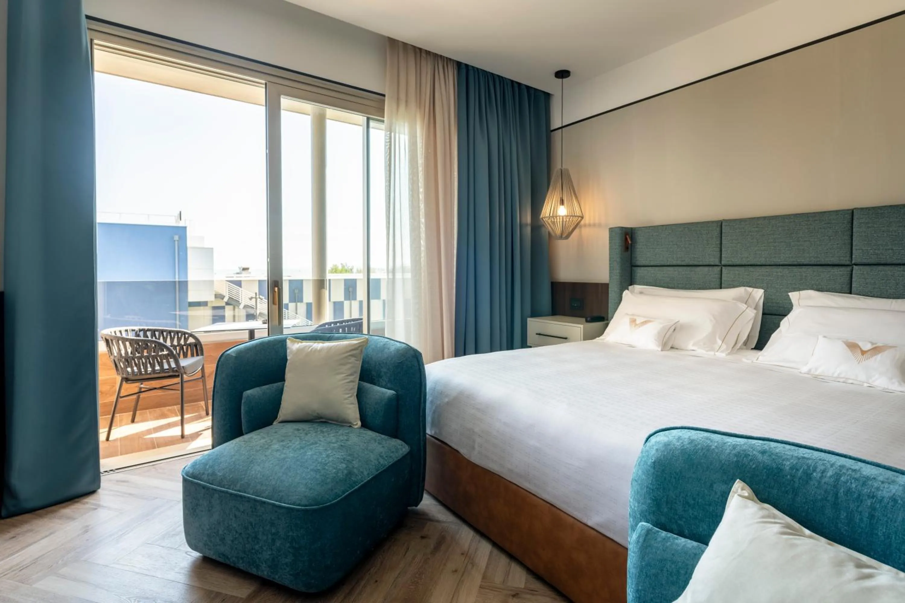 Bedroom, Bed in Visionair Suites & SPA-Room Only e Honesty Bar