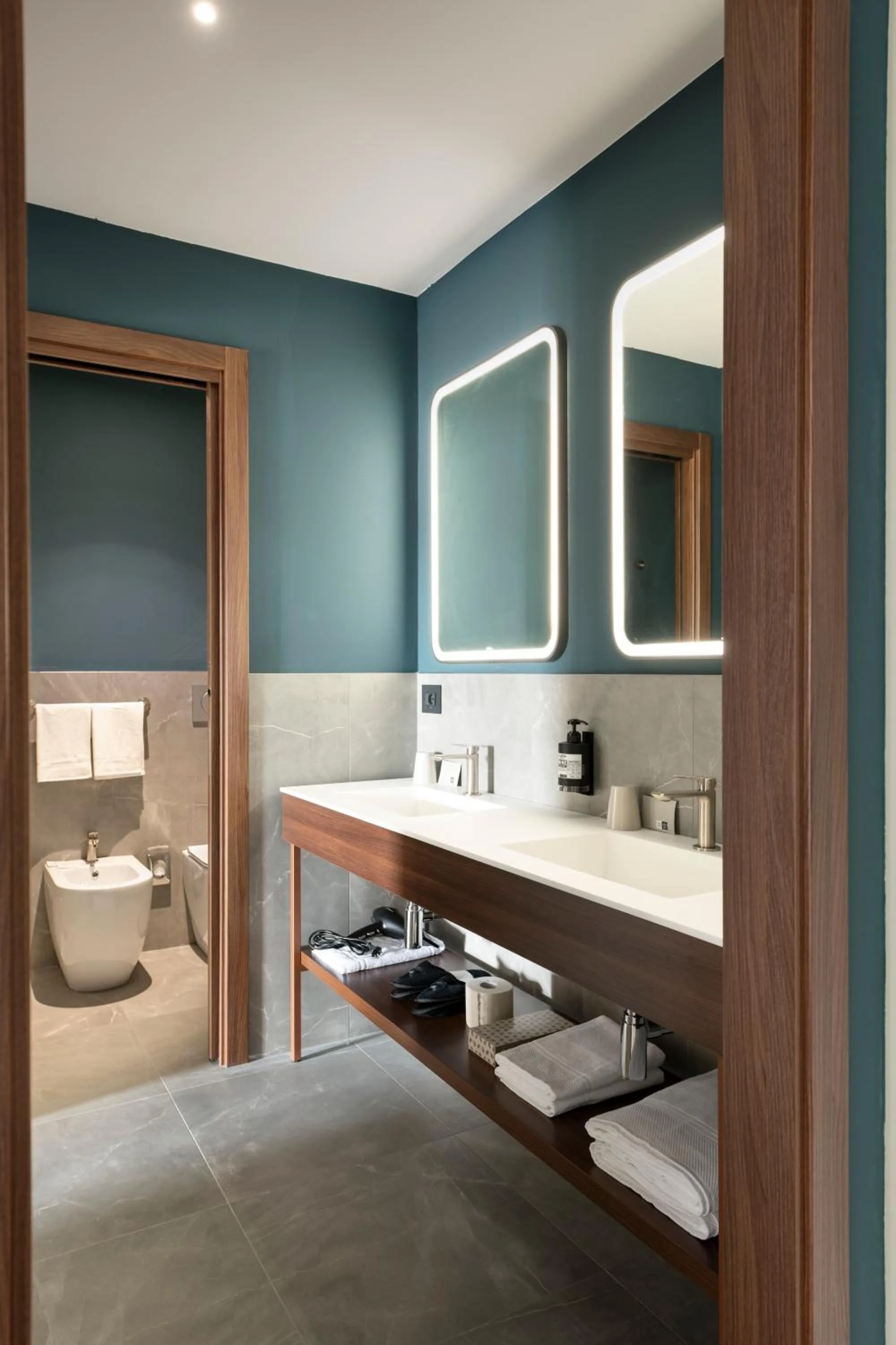 Toilet in Visionair Suites & SPA-Room Only e Honesty Bar