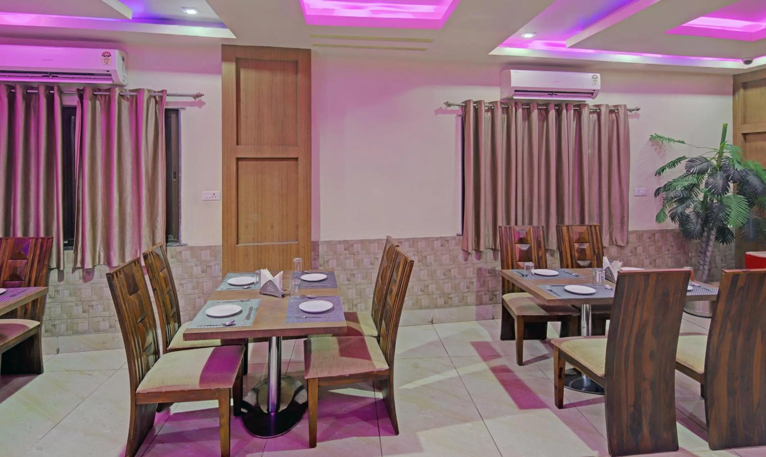 Restaurant/places to eat in Treebo Archie Regency