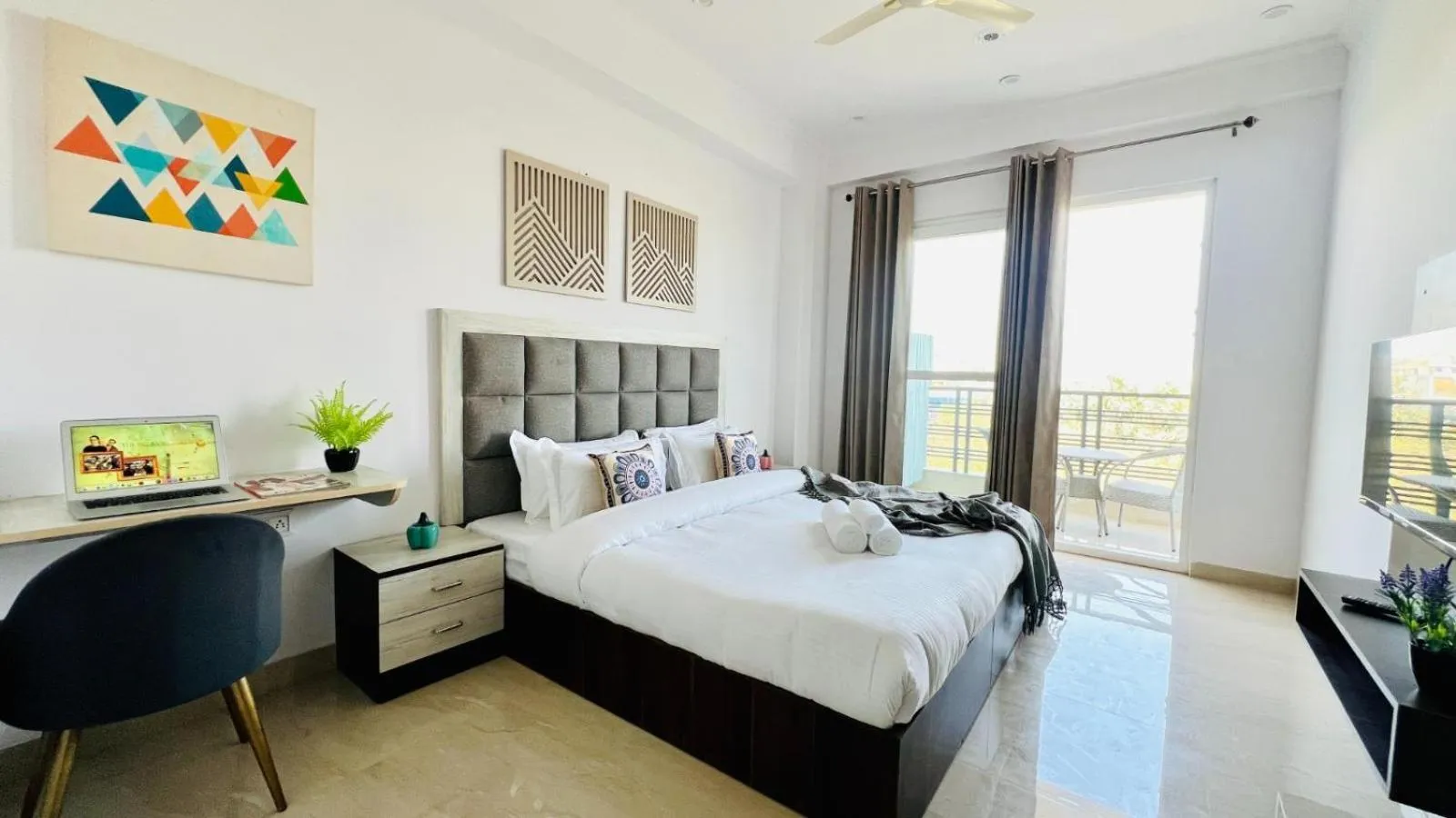 Bedroom, Bed in ZEN Suites - Golf Course Road Gurgaon