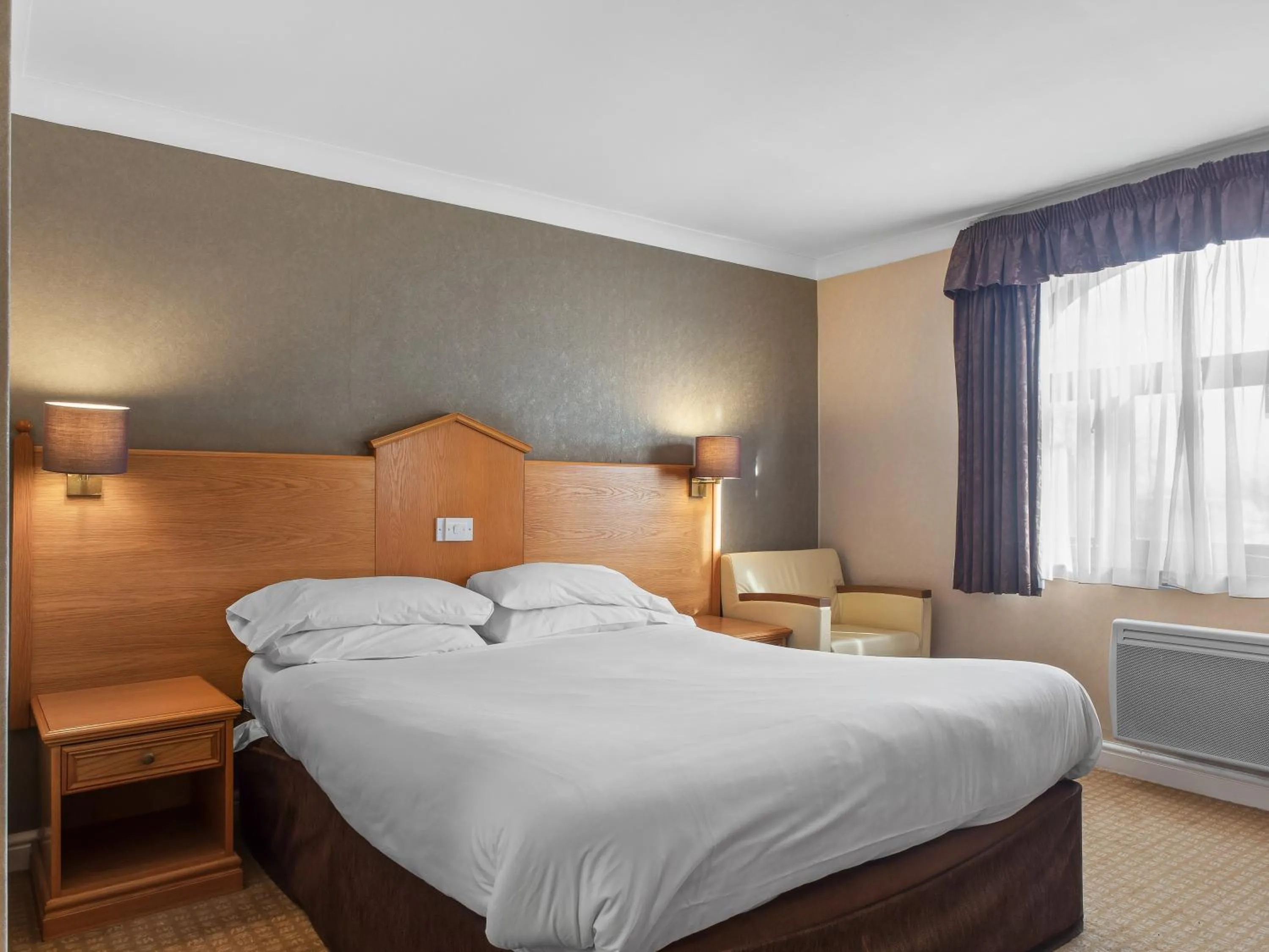 Bed in Widnes Halton Everglades Park Hotel